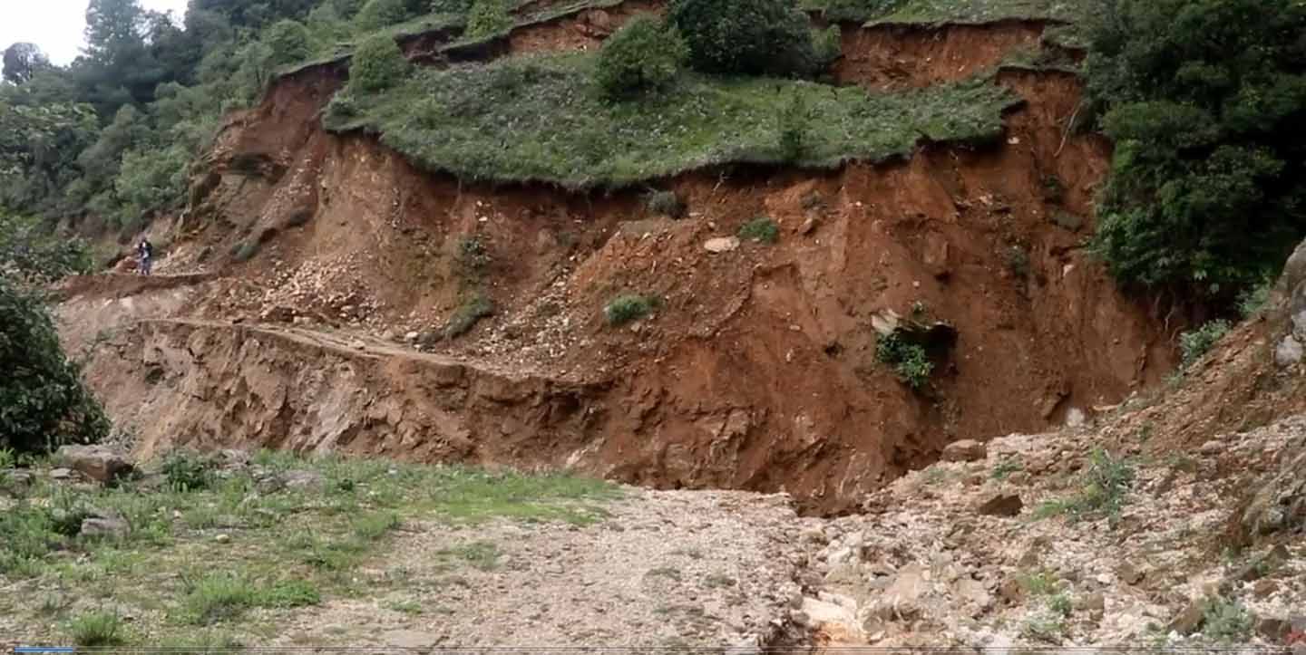 बर्षातले सडक बिग्रँदा जनजीवन कष्टकर