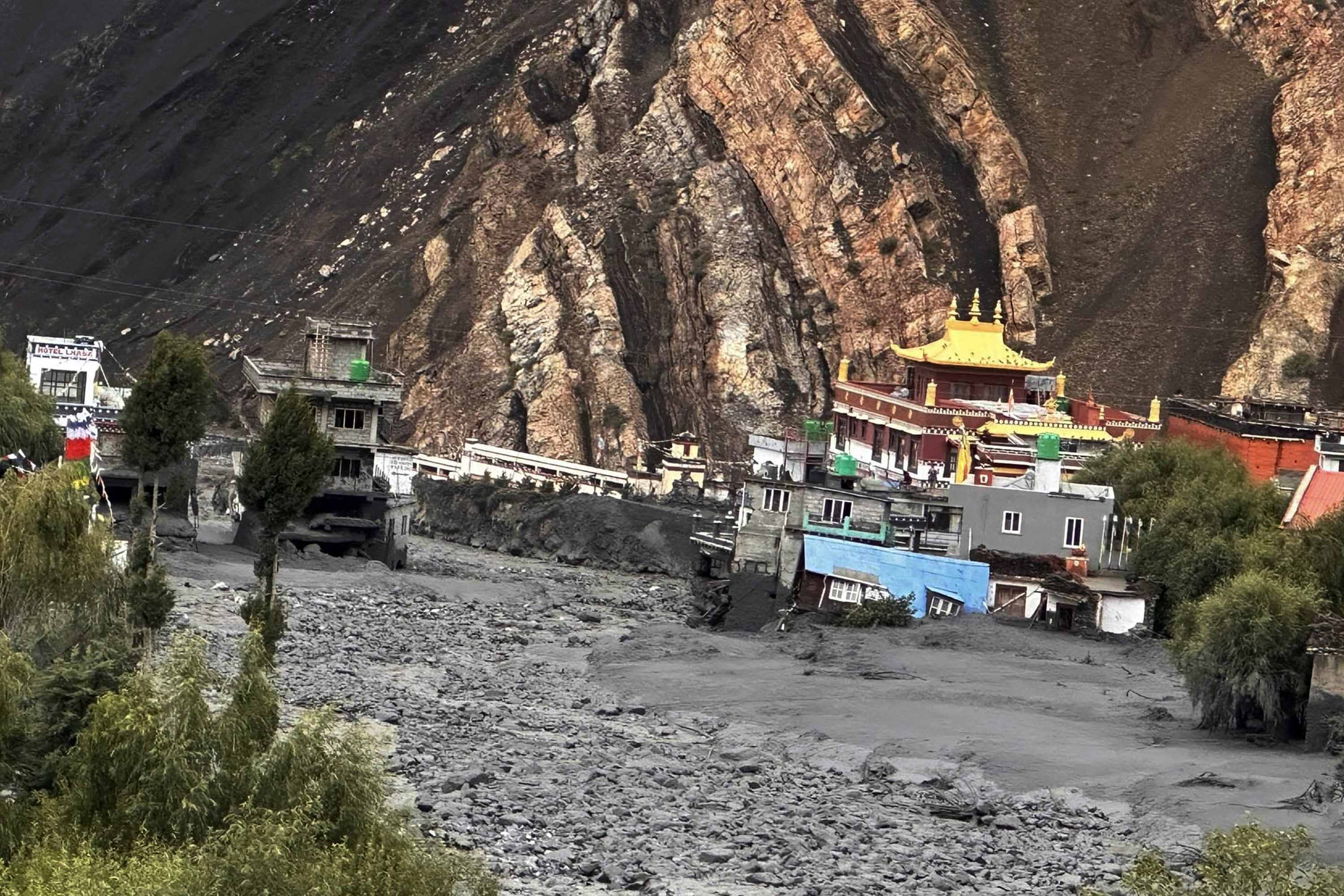 बाढीले पुरिएको डेढ करोड फेला