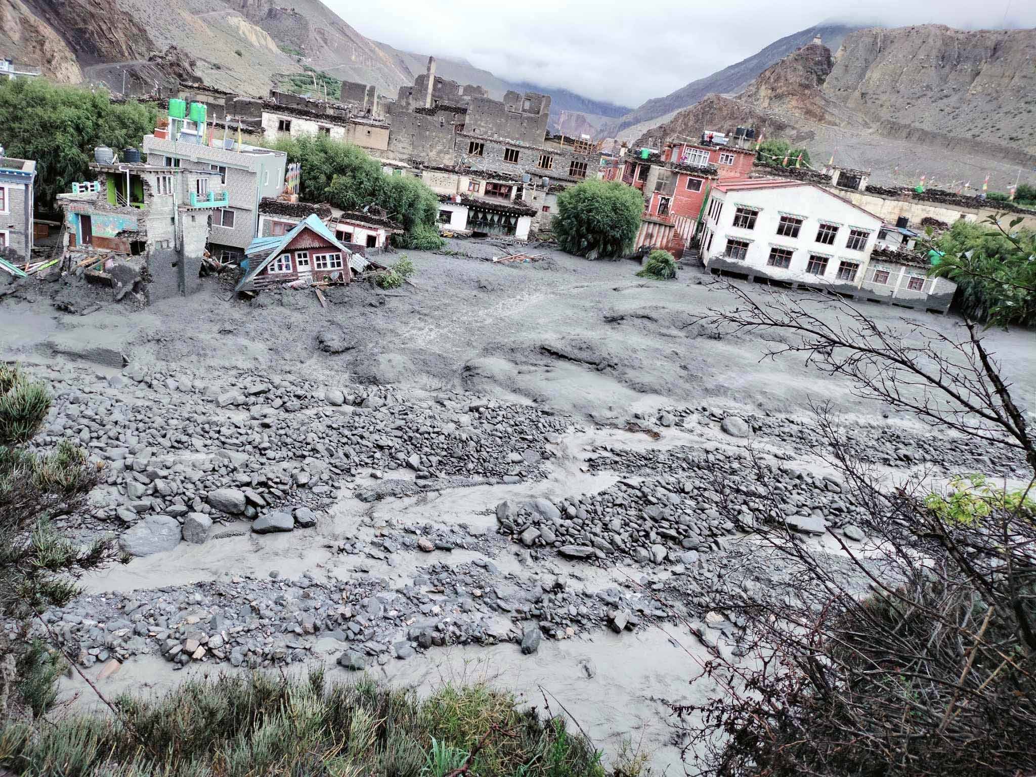 कागखोला बाढी: स्थानीय भन्दछन्, ‘ज्यान त बच्यो, हेर्दा हेर्दै घरबारविहीन भयौँ’
