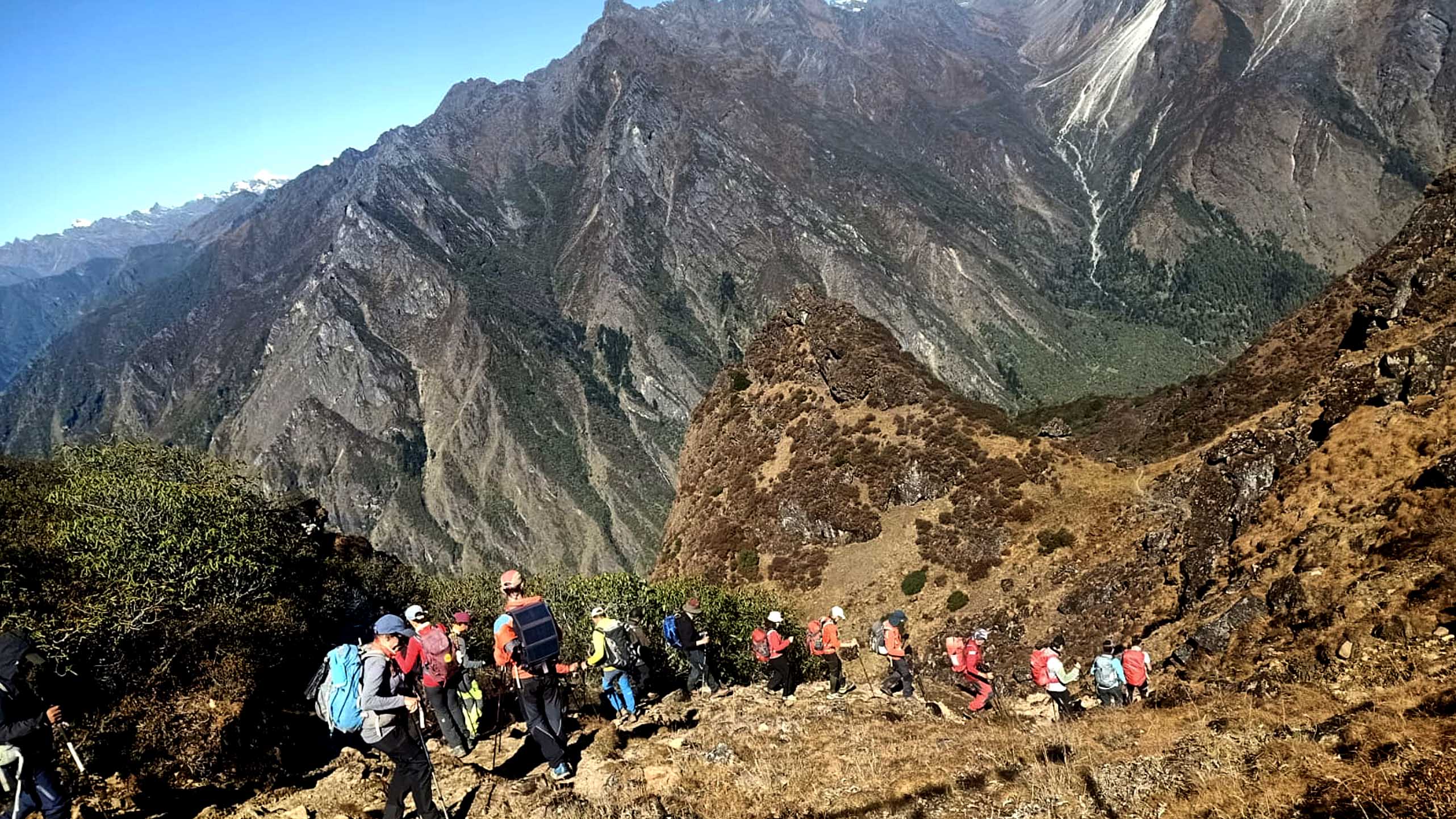 पर्यटक तान्दै  कञ्चनजङ्घा