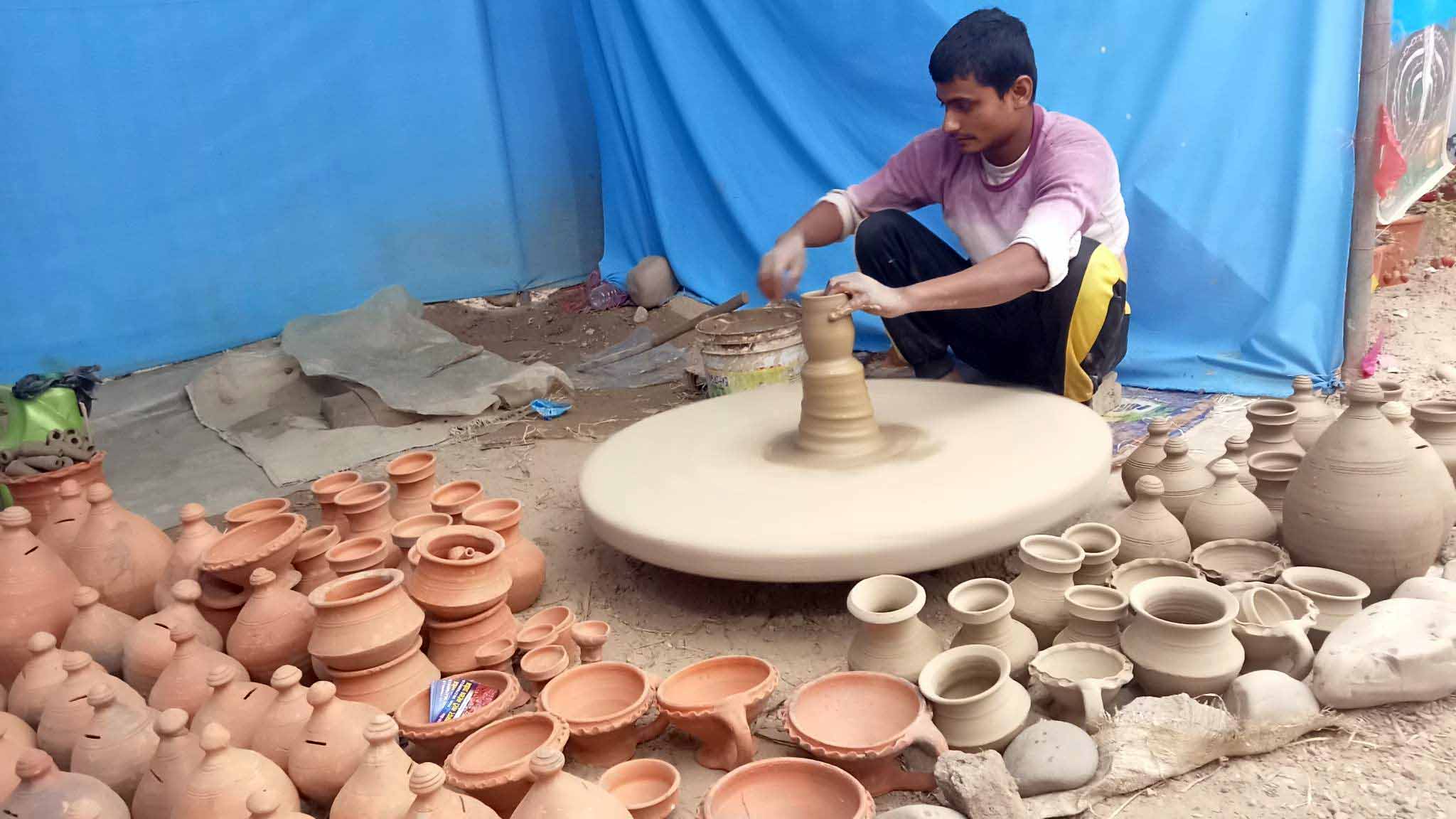 माटोका भाँडा बनाउने सीप प्रदर्शनीमा सीमित