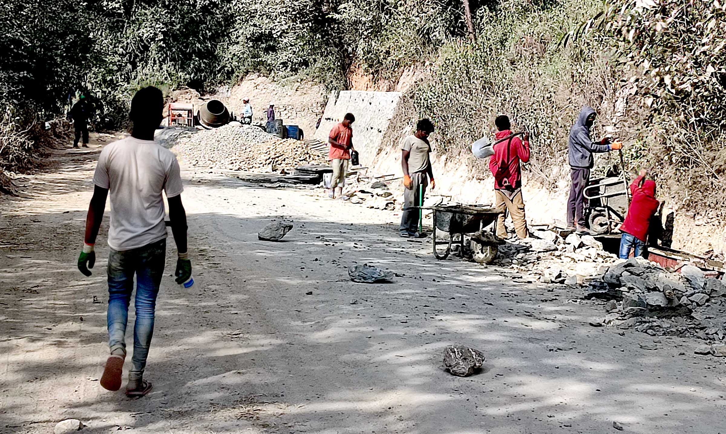 मजदुरलाई कामकै पिरलो, छोएन चुनावले
