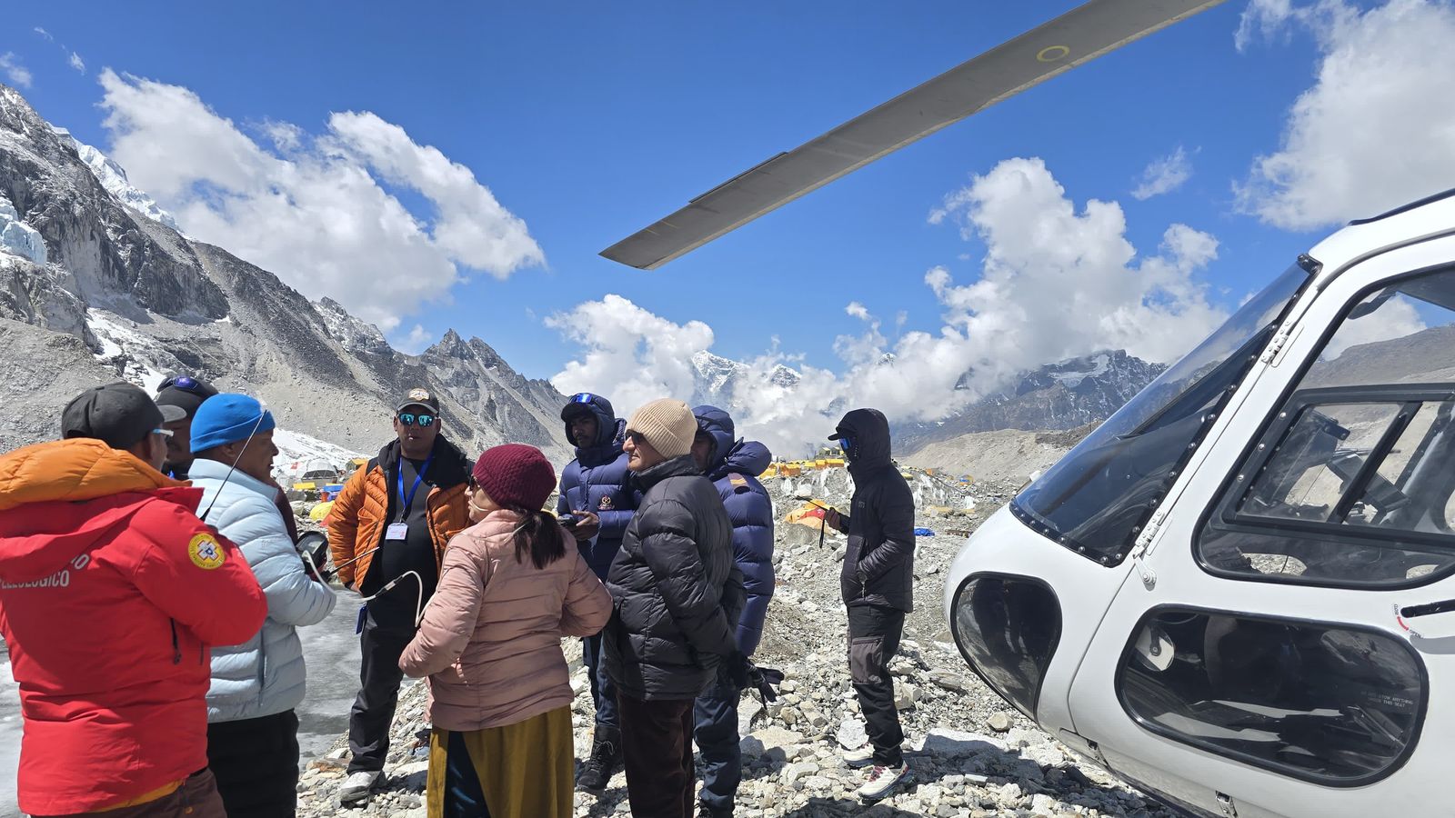 निजी हेलिकोप्टरको अवैध उडान निरीक्षण गर्न गृहमन्त्री पुगे सगरमाथा बेसक्याम्प