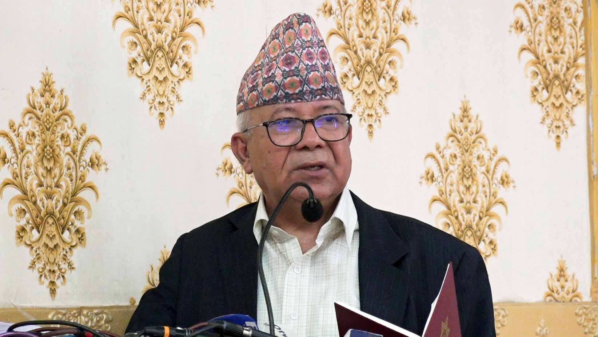 कम्युनिष्टहरु नै कम्युनिष्ट सिध्याउन लागिपरेका छन: माधव नेपाल