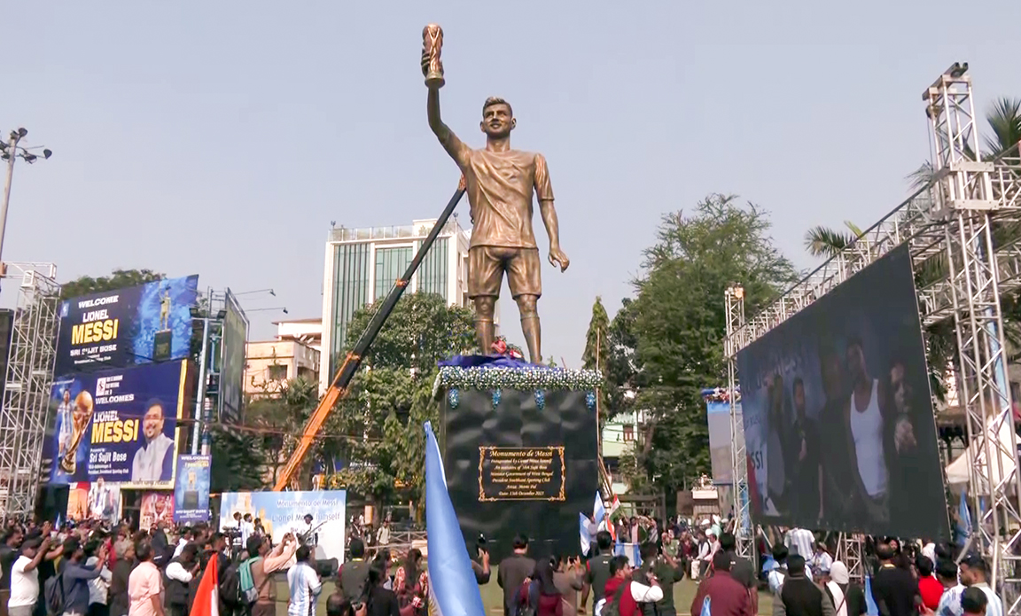 कोलकातामा मेस्सीले उद्घाटन गरे ७० फिटको आफ्नै स्मारक