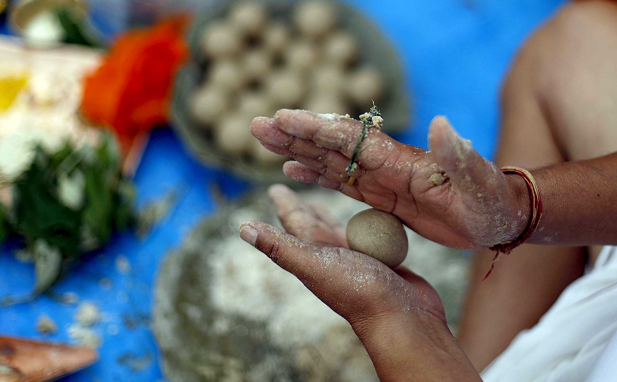 पितृप्रति श्रद्धा प्रकट गर्न बिहानैदेखि गोकर्णमा भक्तजनको भीड (तस्विरहरु)