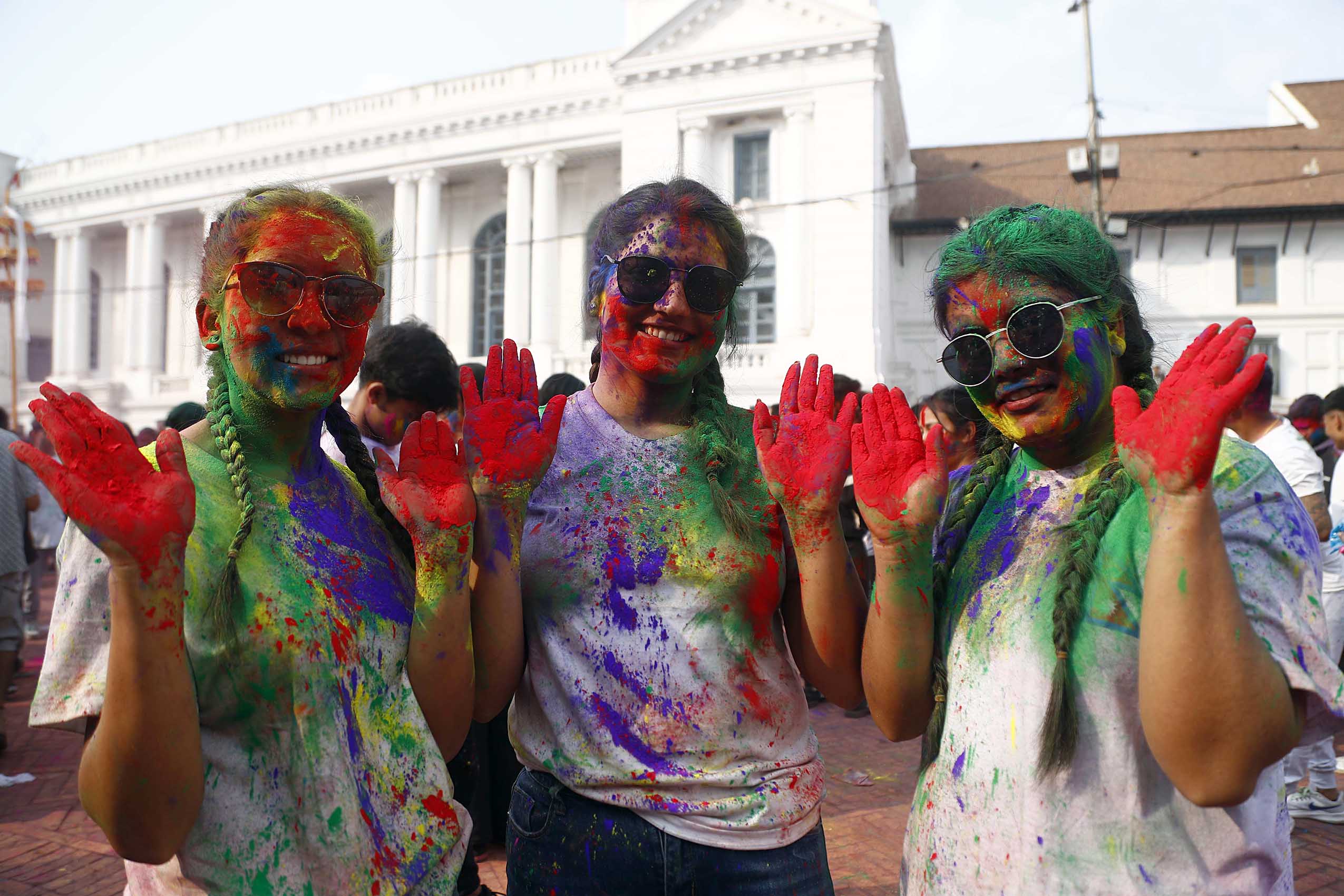 वसन्तपुरमा रंगिएको प्रेमिल फागु