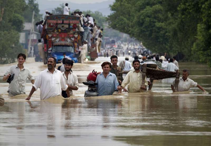पाकिस्तानमा बाढीपहिरोले ९०० जनाको निधन, ३ करोड मानिस घरबारबिहिन