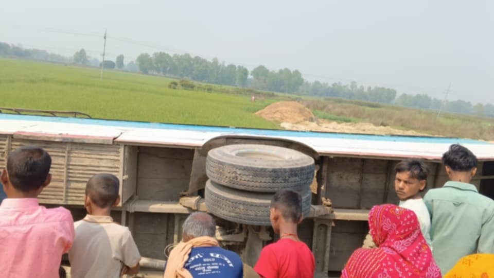 महोत्तरीमा यात्रुवाहक बस दुर्घटना, एक दर्जन बढी घाइते