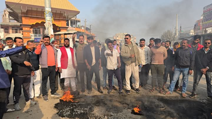 नगर प्रमुख विरुद्धमा नाराबाजी सहित टायर बालेर प्रदर्शन