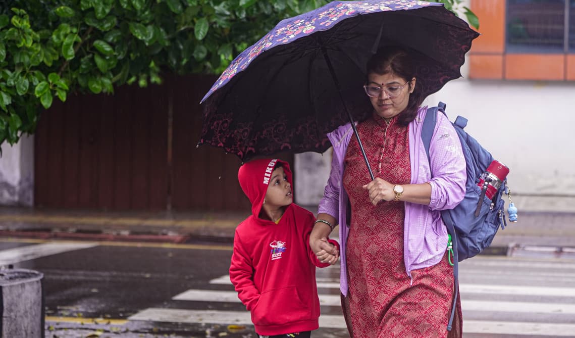 सिमसिमे पानी पर्दा छाताको सहारामा सर्वसाधरण (तस्बिरहरु)