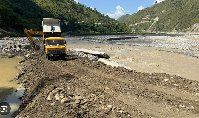 वर्षाका कारण आएको पहिरो र लेदोले अवरुद्ध भएको बिपी राजमार्ग सुचारु