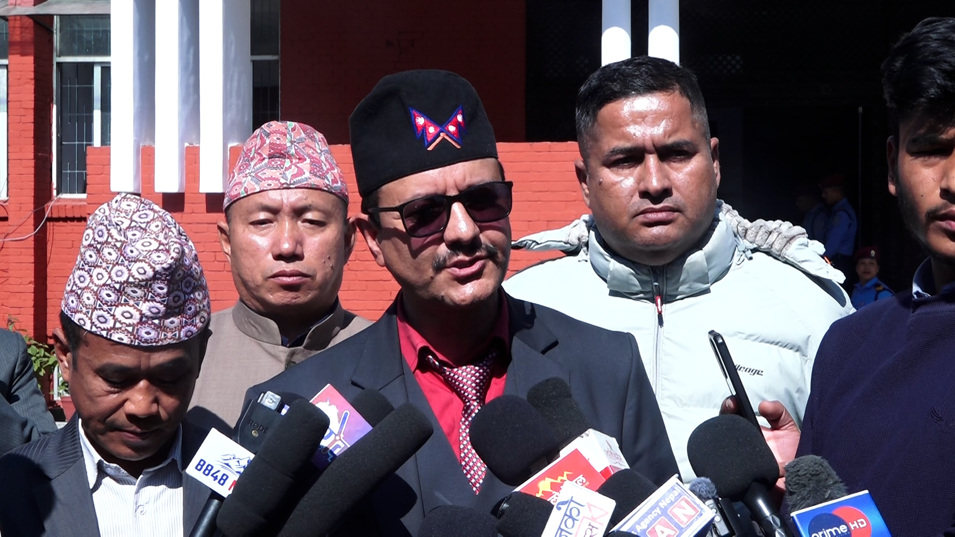 गृहमन्त्री अर्याल र दुर्गा प्रसाईंका प्रतिनिधिहरु बिच भेटवार्ता