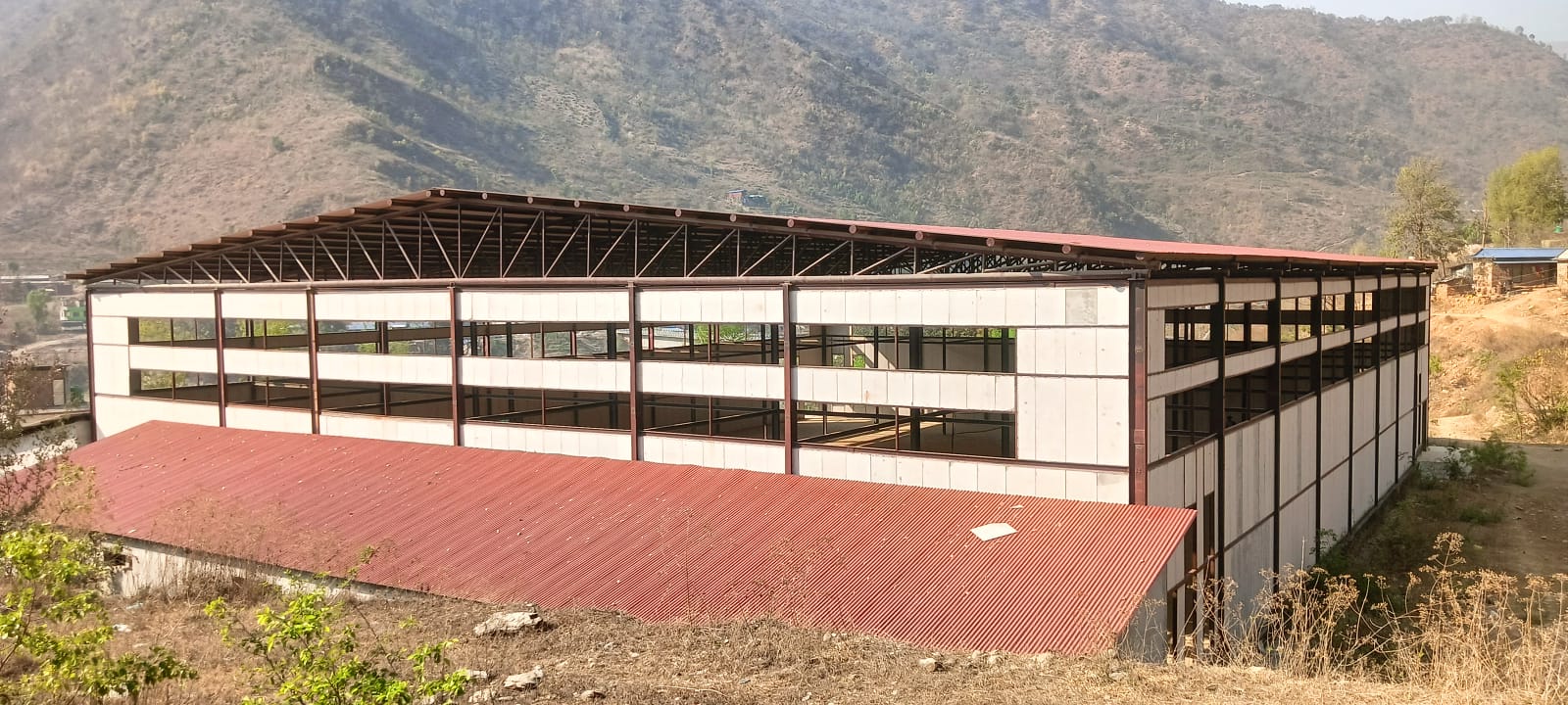 मन्थलीको बहुउद्देश्यीय कवर्डहल अझै अलपत्र