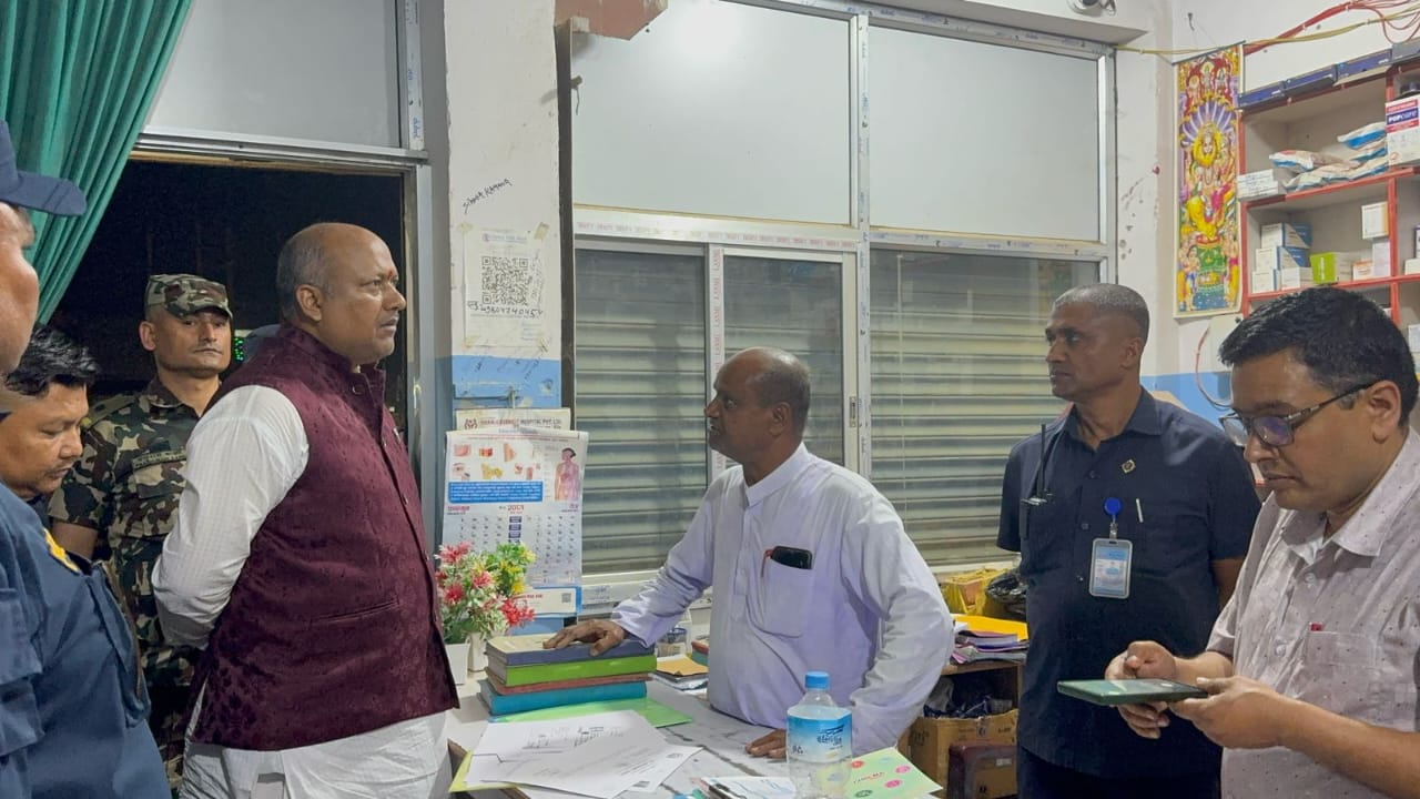 मुख्यमन्त्री सिँहद्वारा सिरहाको मिर्चेयामा १४ निजी अस्पताल अनुगमन