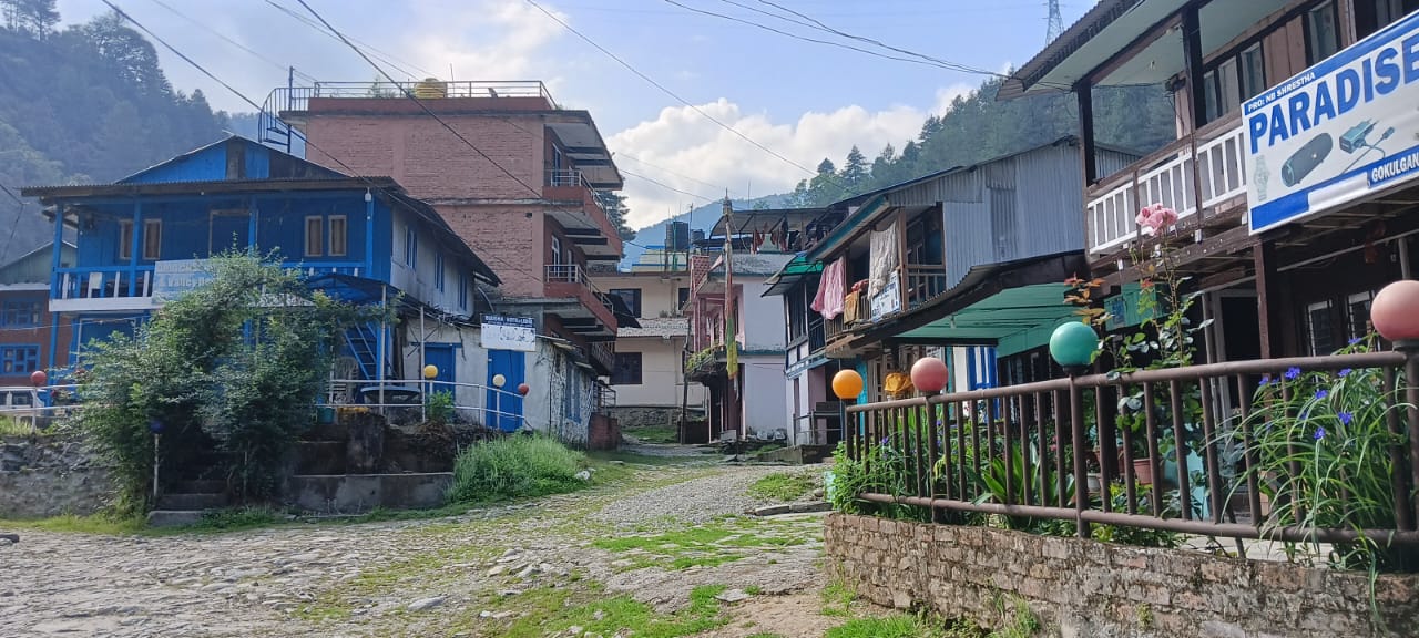 सगरमाथा जाने बाटोमै पर्ने शिवालय बजार सुनसान, होटलहरु रित्तै