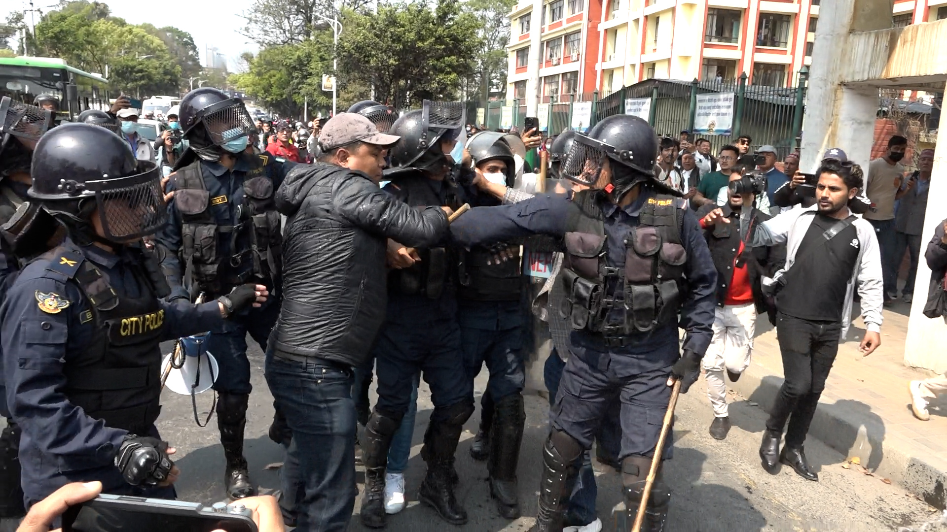 विद्युत प्राधिकरण अगाडि कुलमानका समर्थकहरूले गरे प्रदर्शन