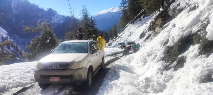 हिमपातका कारण बन्द सडक अझै खुलेन