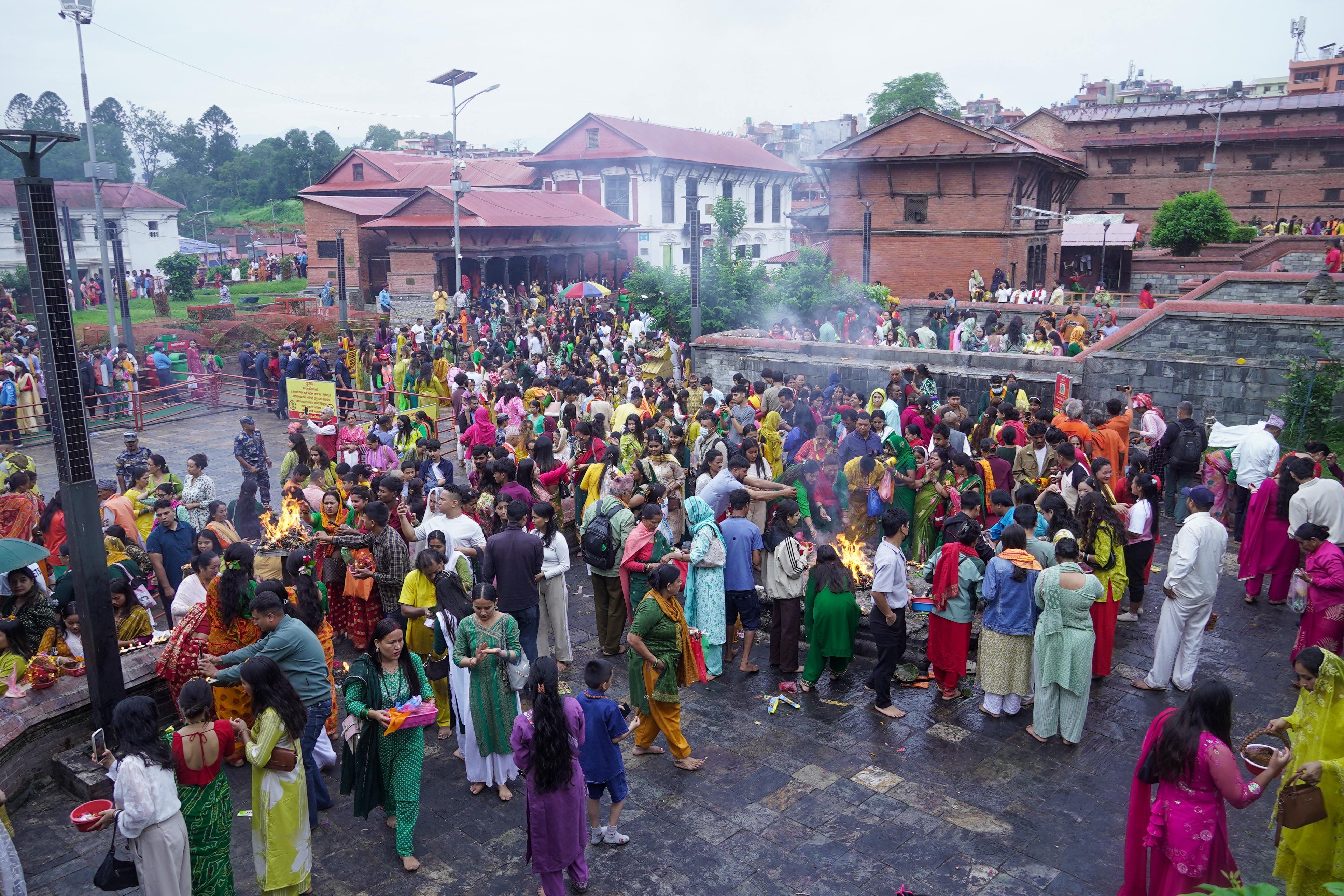 आज साउनको पहिलो सोमबार यस्तो देखियो पशुपति (तस्बिरहरू)
