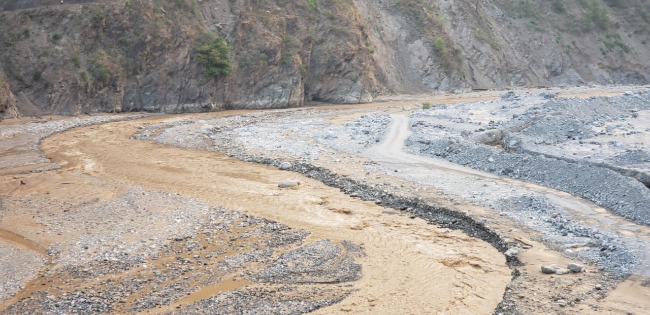 रोशी खोलाले नेपालथोकको डाइभर्सन पनि बगायो, रामेछापको सुनापति आउने सडक अवरुद्ध