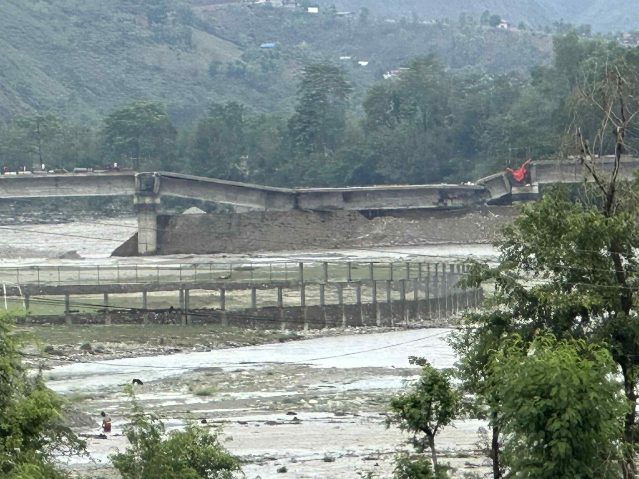 निर्माण पुरा नहुँदै भत्कियो तामाकोशीको पुल