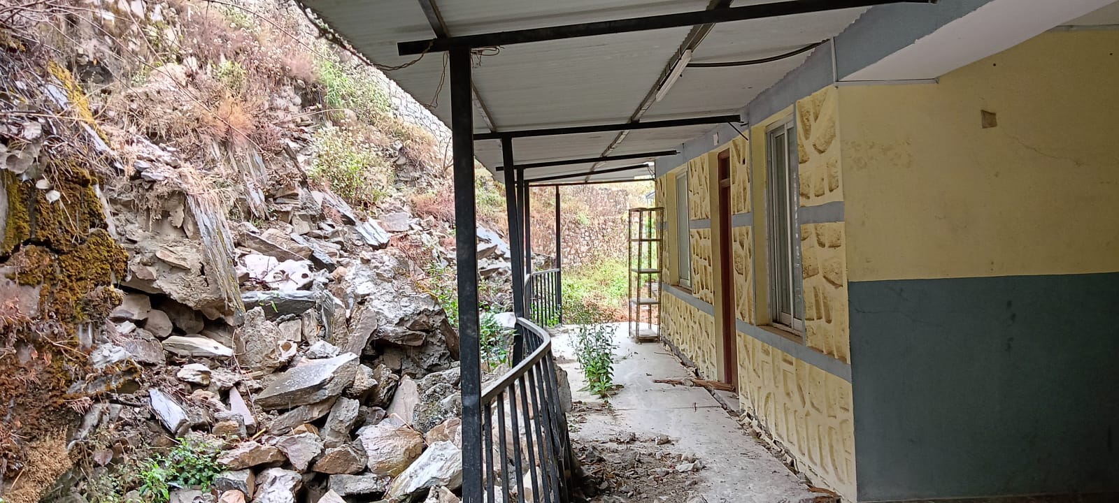 सञ्चालनमा नआउँदै भत्कियो प्रसूति केन्द्रको भवन