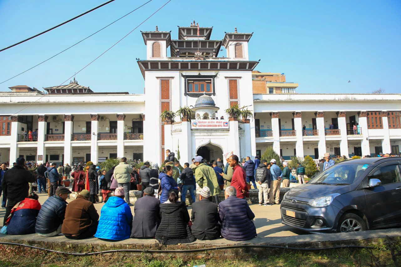 आधिकारिकता दावी गर्दै काङ्ग्रेस कार्यवाहक सभापतिसहित नेताहरू निर्वाचन आयोगमा (तस्वीरहरु)