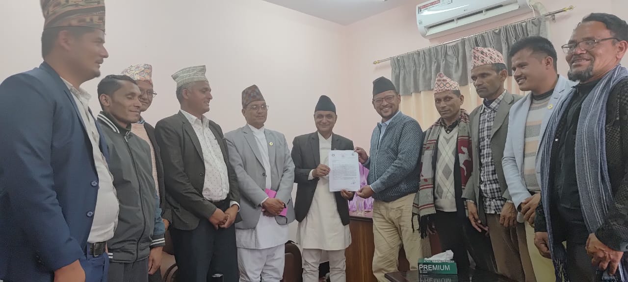 योजना माग्न नरहरिनाथको सर्वदलीय टोली सुर्खेतमा,   मुख्यमन्त्रीलाई १० बुँदे माग पत्र बुझायो