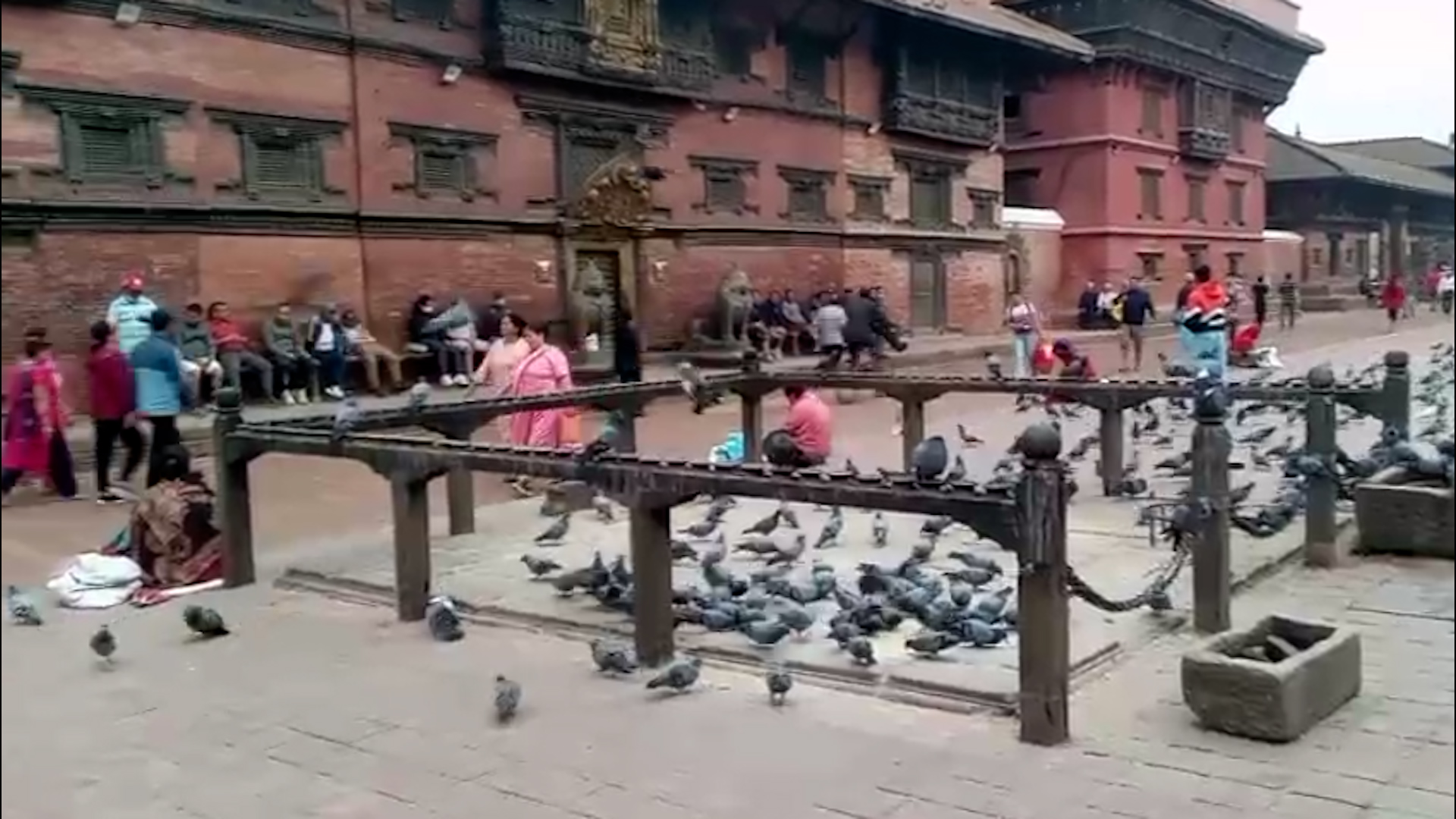 गुल्जार पाटन : जहाँ फुटपातमै सयौंले गुजारा चलाइरहेका छन्