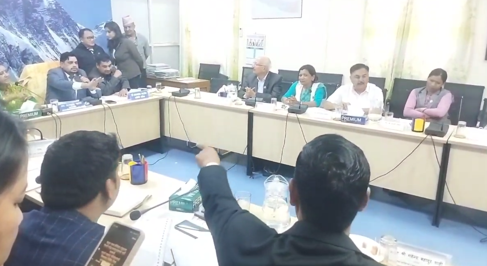समिति बैठकमा चर्काचर्की, टेबल ठोकाठोक