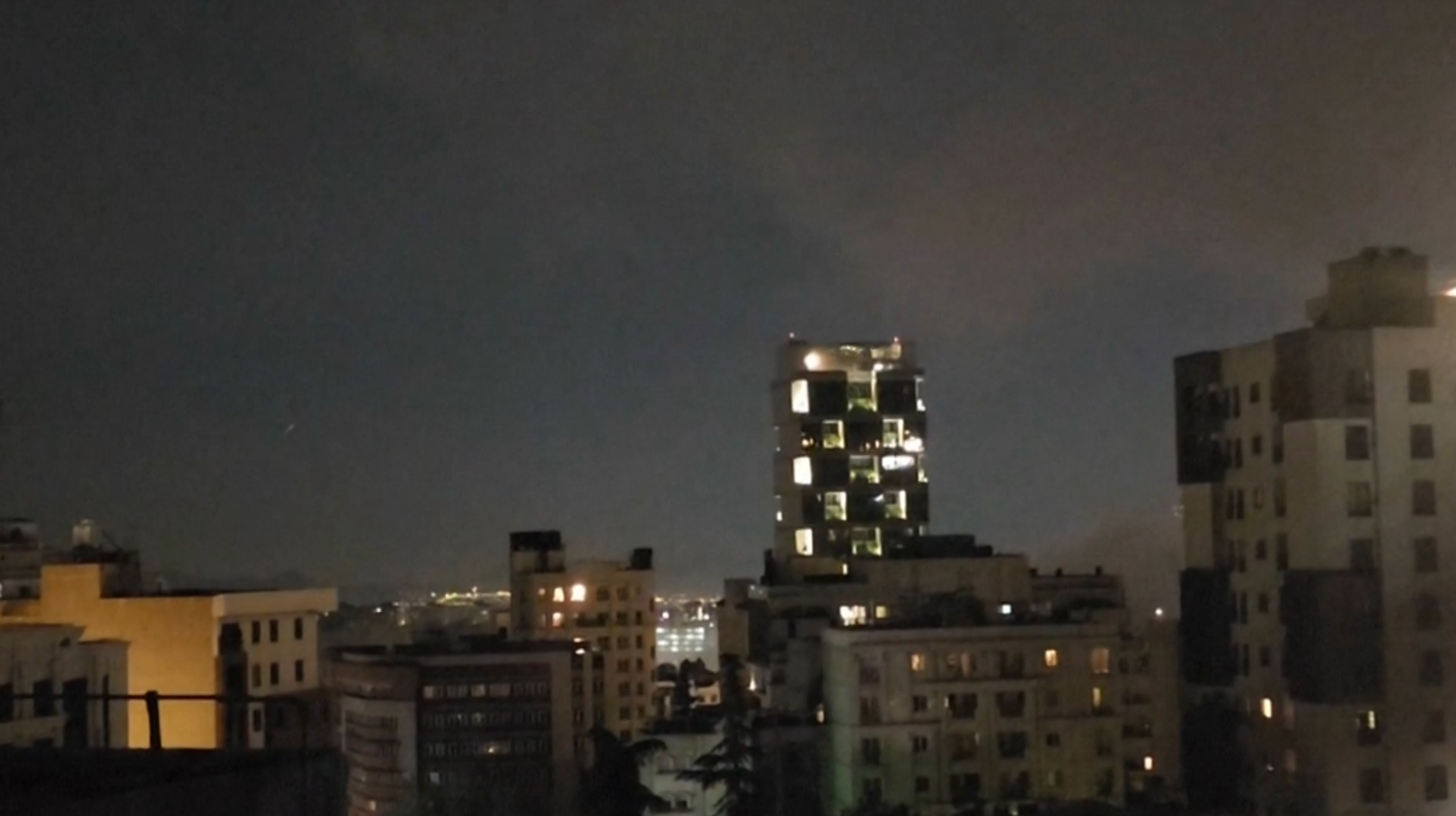 तेहरानमा दुई चरणको हवाई आक्रमण, केही स्थानमा ब्ल्याकआउट