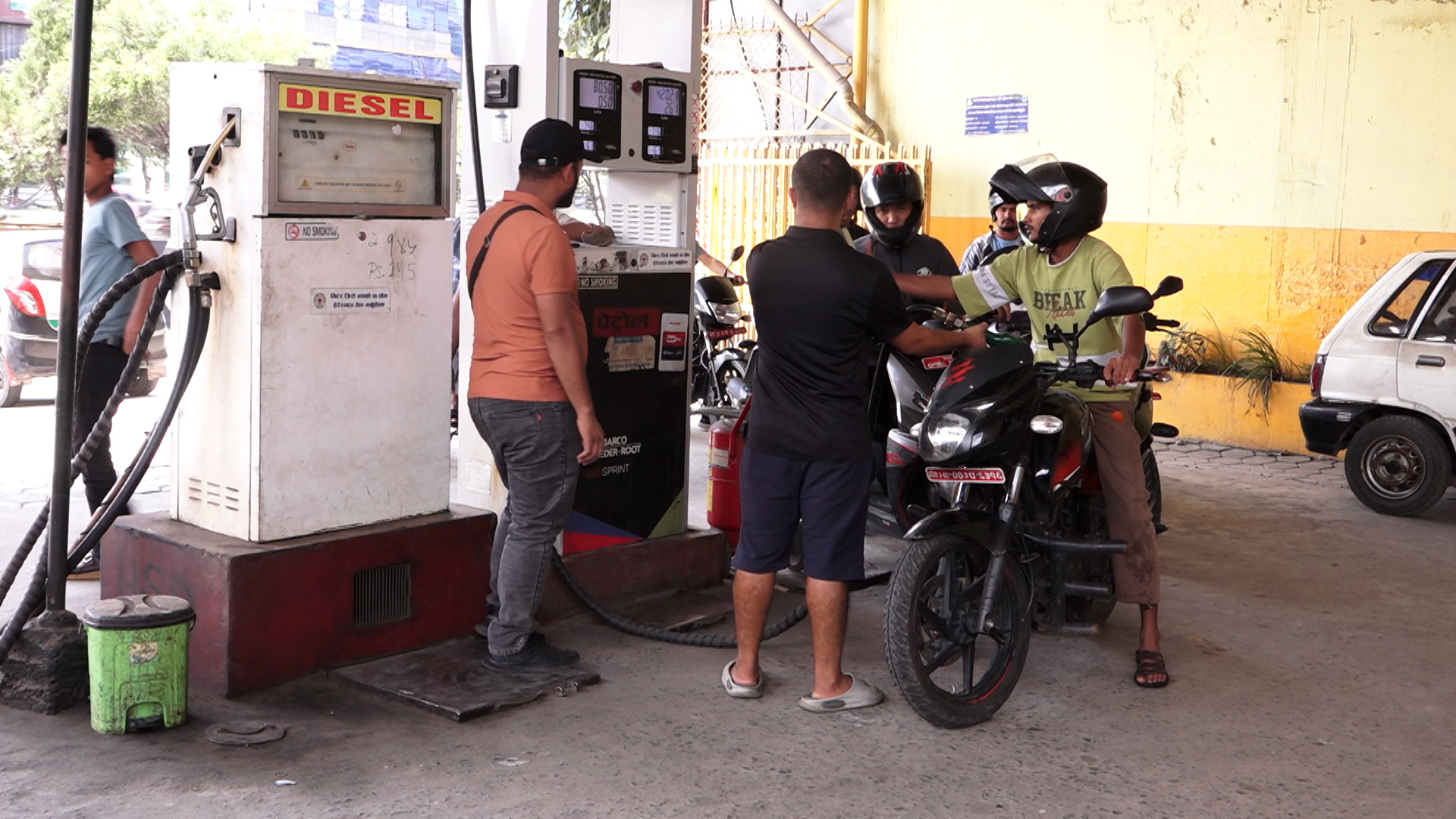 पेट्रोलमा ४१ र डिजेलमा ९४ रुपैयाँ बढ्दा पनि आयल निगमद्वारा मूल्य यथावत