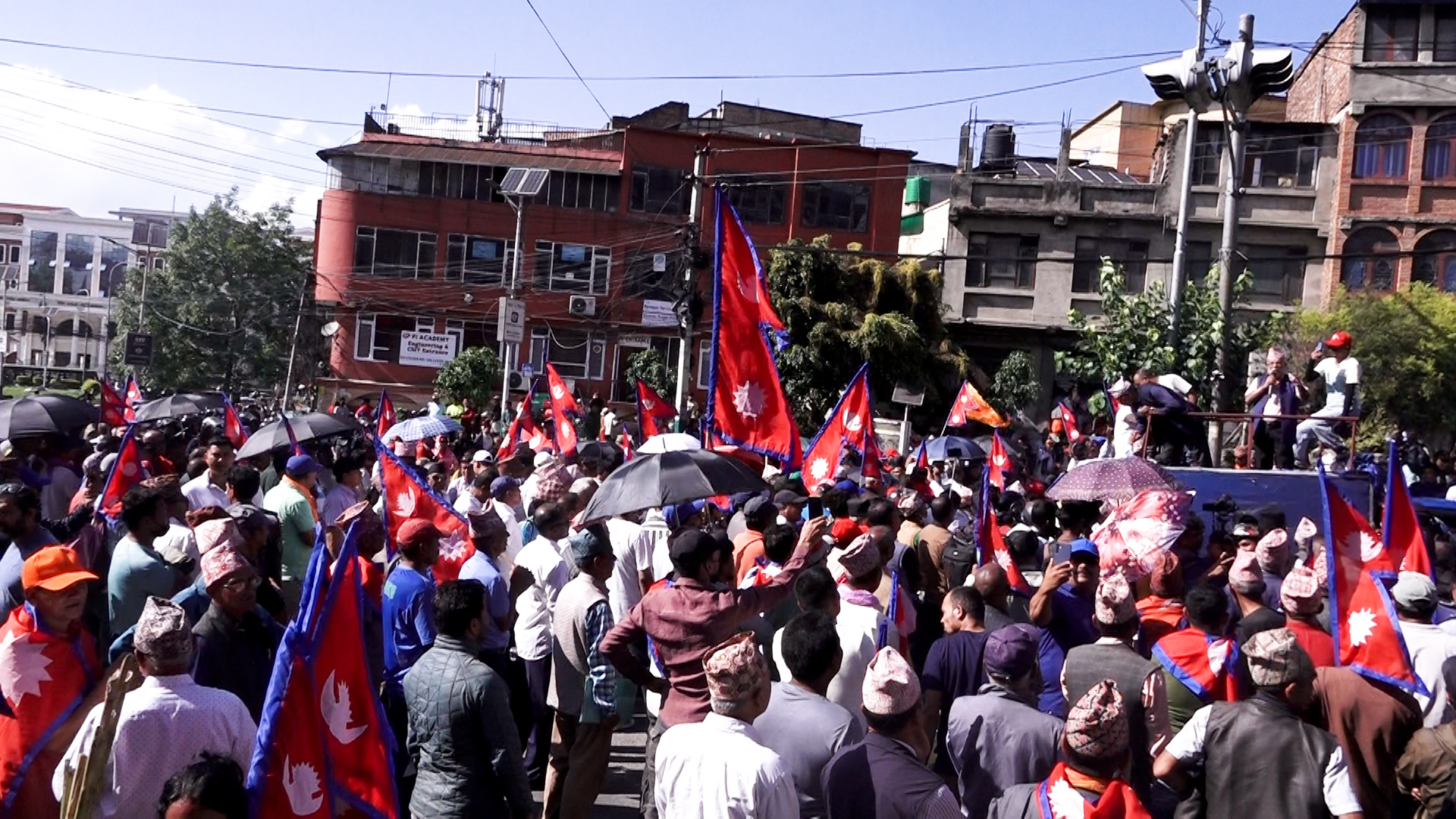 राजावादीहरुको आन्दोलन जारी, सवारी आवागमन प्रभावित