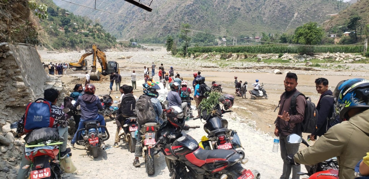 पहिरो पन्छाएसँगै खुल्यो बीपी राजमार्ग