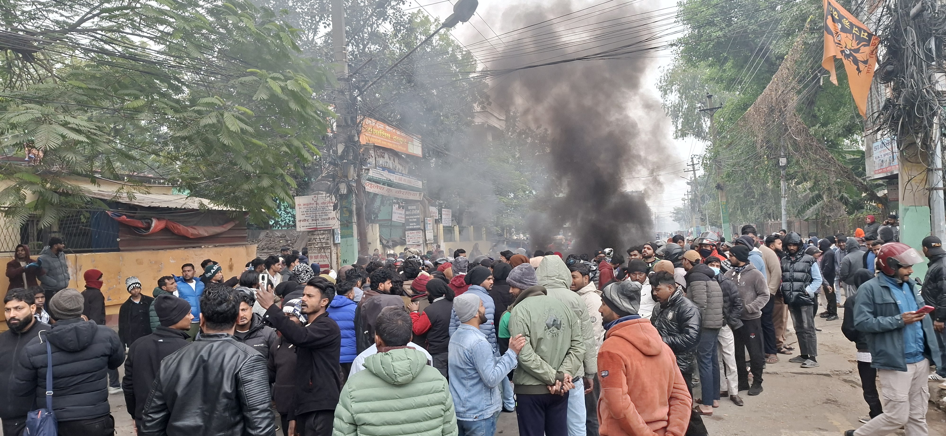धनुषा घटनाको विरोधमा वीरगन्जमा उग्र प्रदर्शन, प्रहरीद्वारा ५ राउन्ड अश्रु ग्यास प्रहार