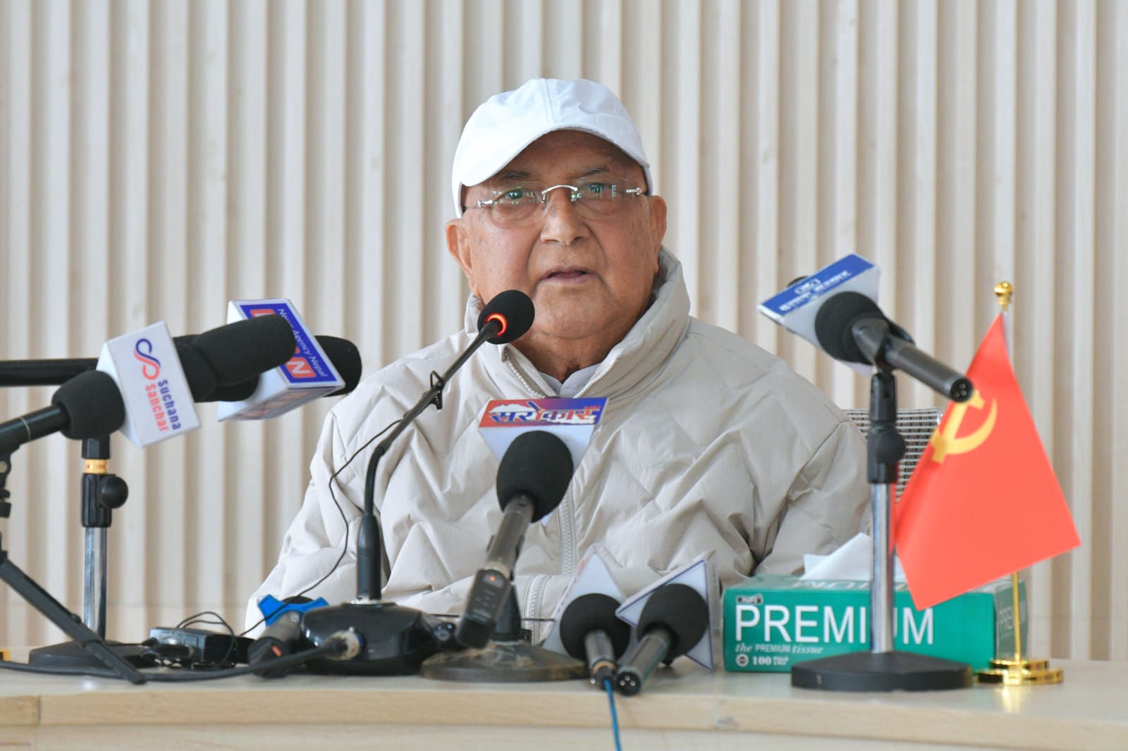 पार्टीमाथि भएको आक्रमणको डटेर सामना गर्न नवनिर्वाचित सांसदहरुलाई ओलीको निर्देशन