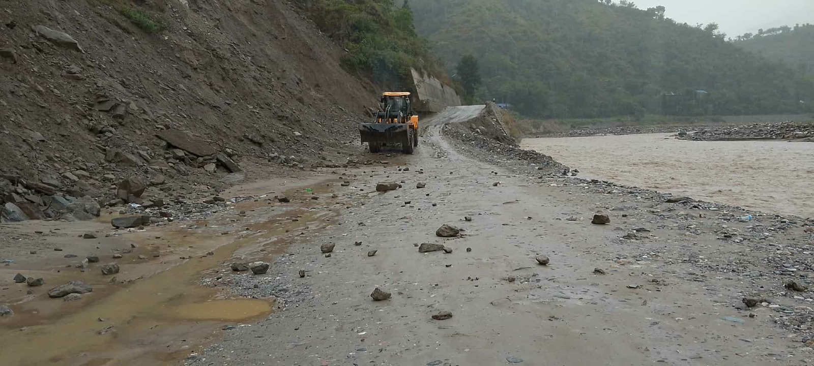 रोशी खोलामा पानीको सतह घटेपछि बिपी राजमार्ग पुन सञ्चालनमा
