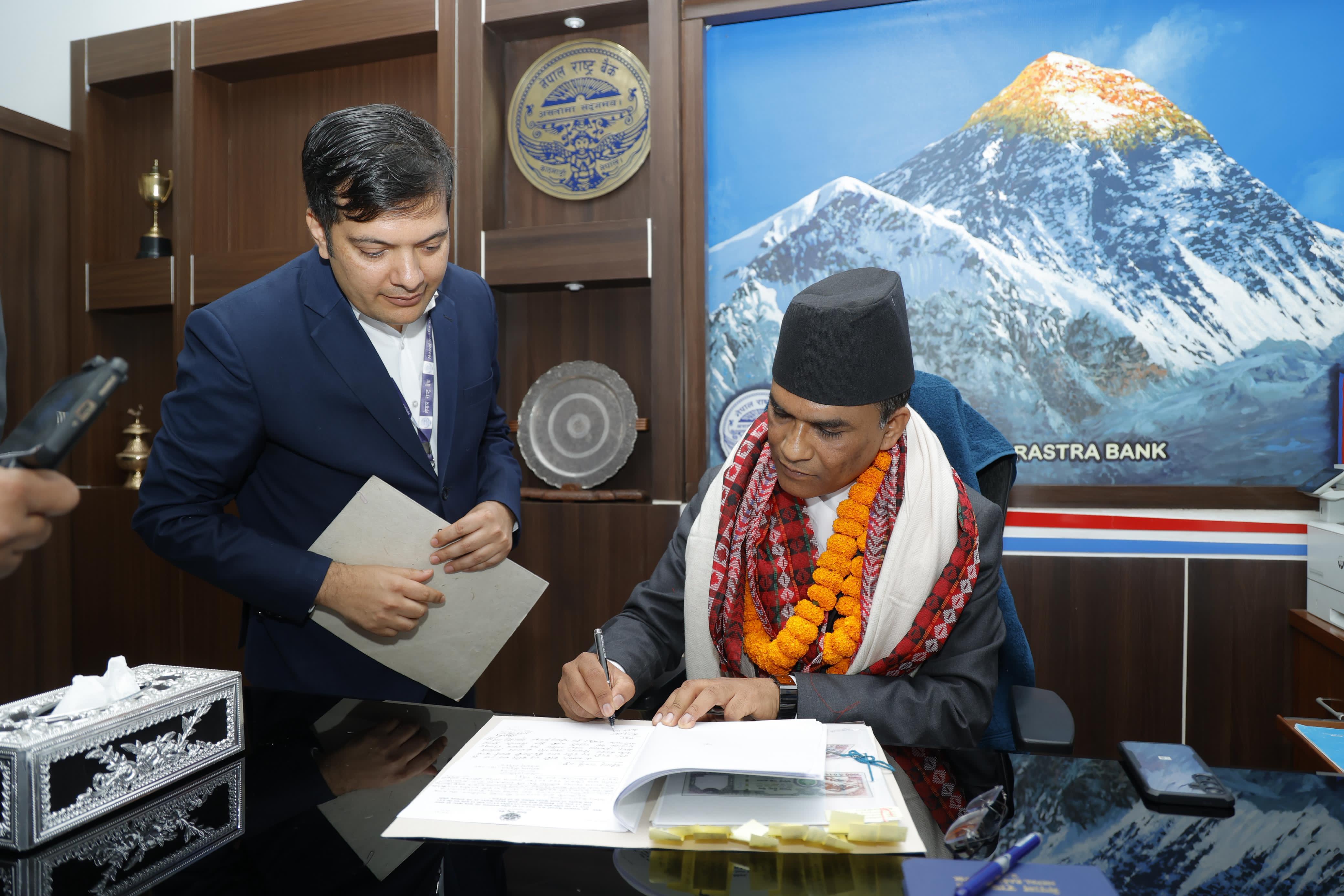 गभर्नर विश्वनाथ पौडेलले गरे पदभार ग्रहण