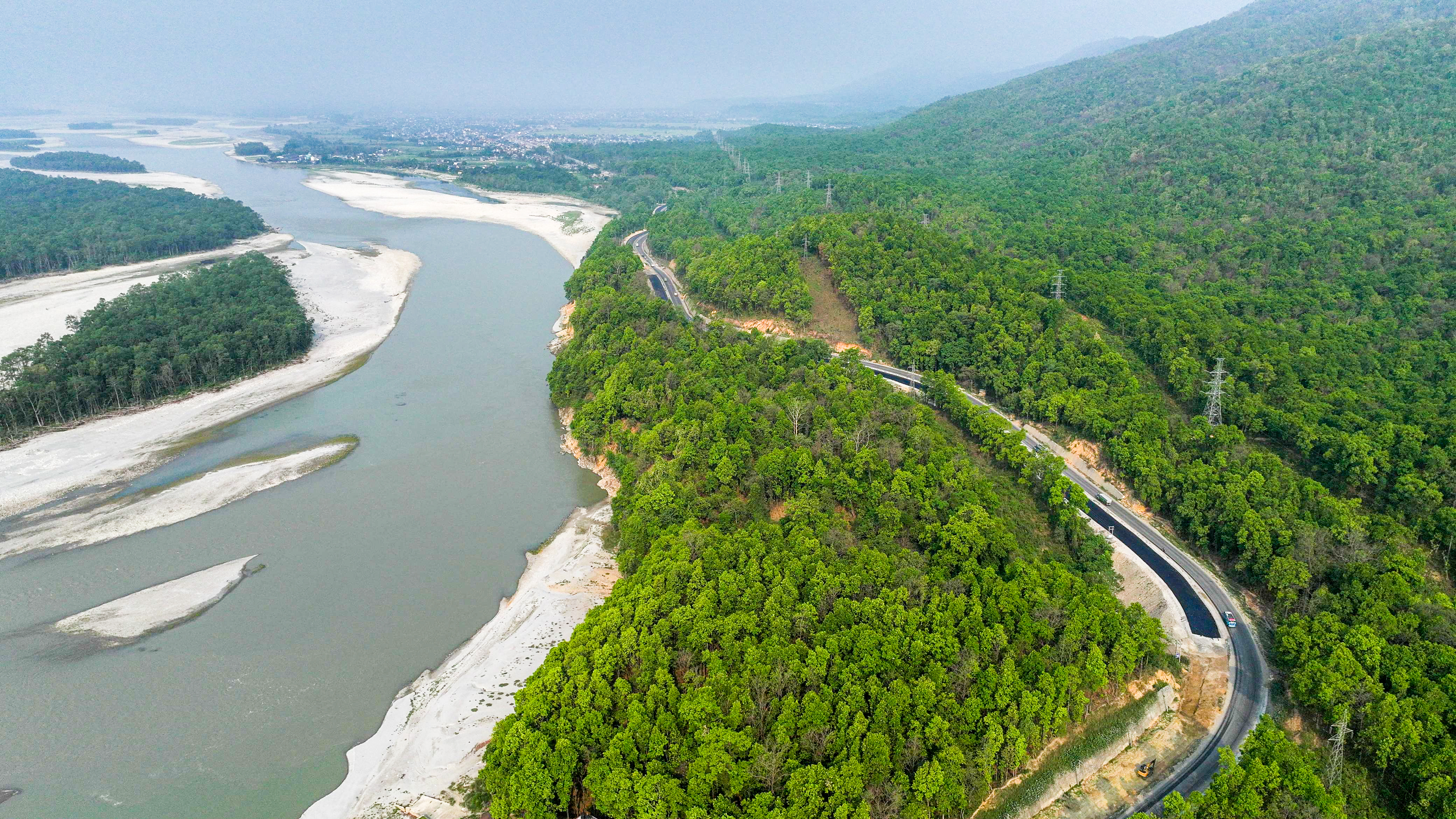 कालोपत्रे हुँदै गरेको गैंडाकोट थुम्सी ६ लेनको सडक (तस्विरहरू)