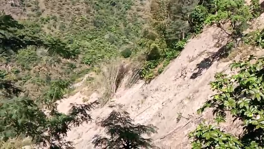 रामेछापको हिलदेवीमा पहिरोले गाउँ नै धसियो, ७८ घर जोखिममा