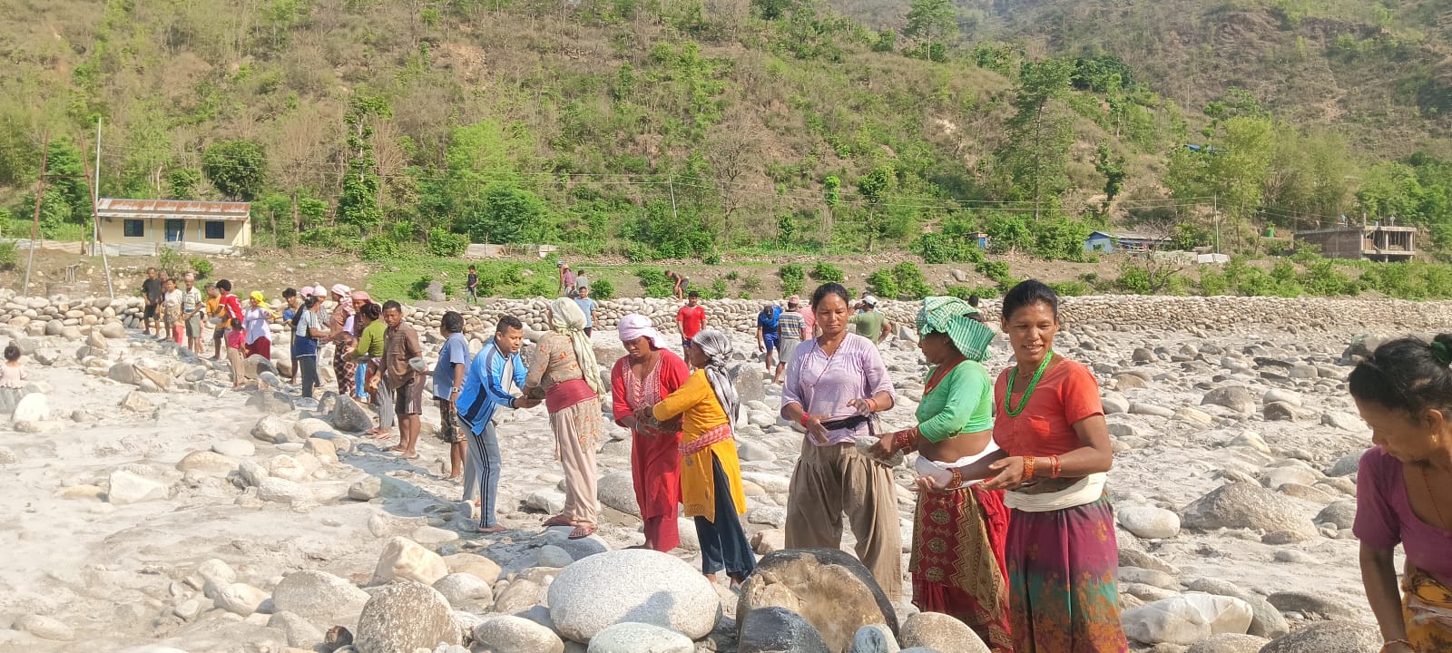 माझी समुदायको सक्रियता : नदीबाट बस्ती जोगाउन गाउँ नै उठेर श्रमदान