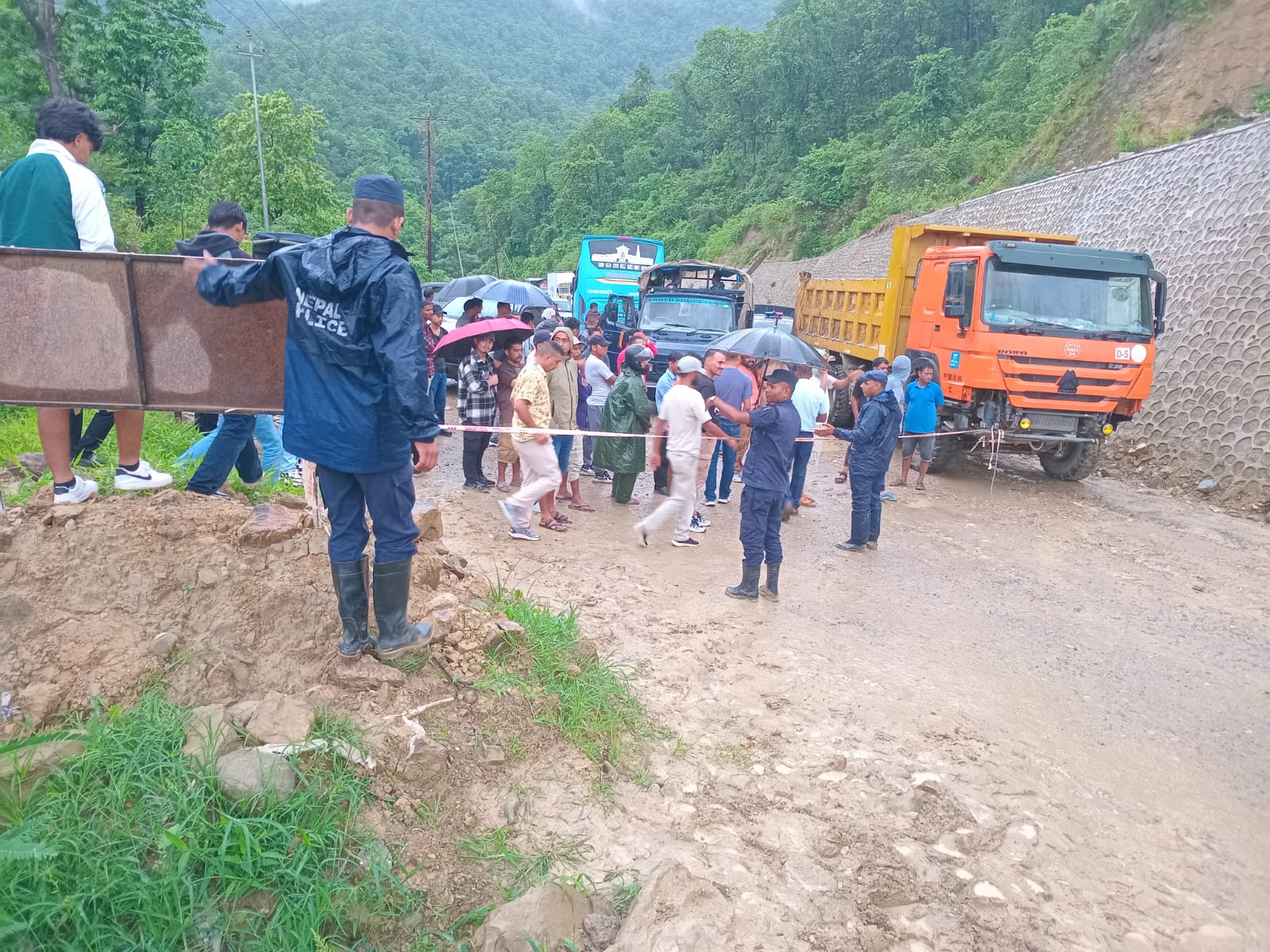 दाउन्नेमा बाटो भासिदा नारायणघाट–बुटवल सडक खण्ड बन्द