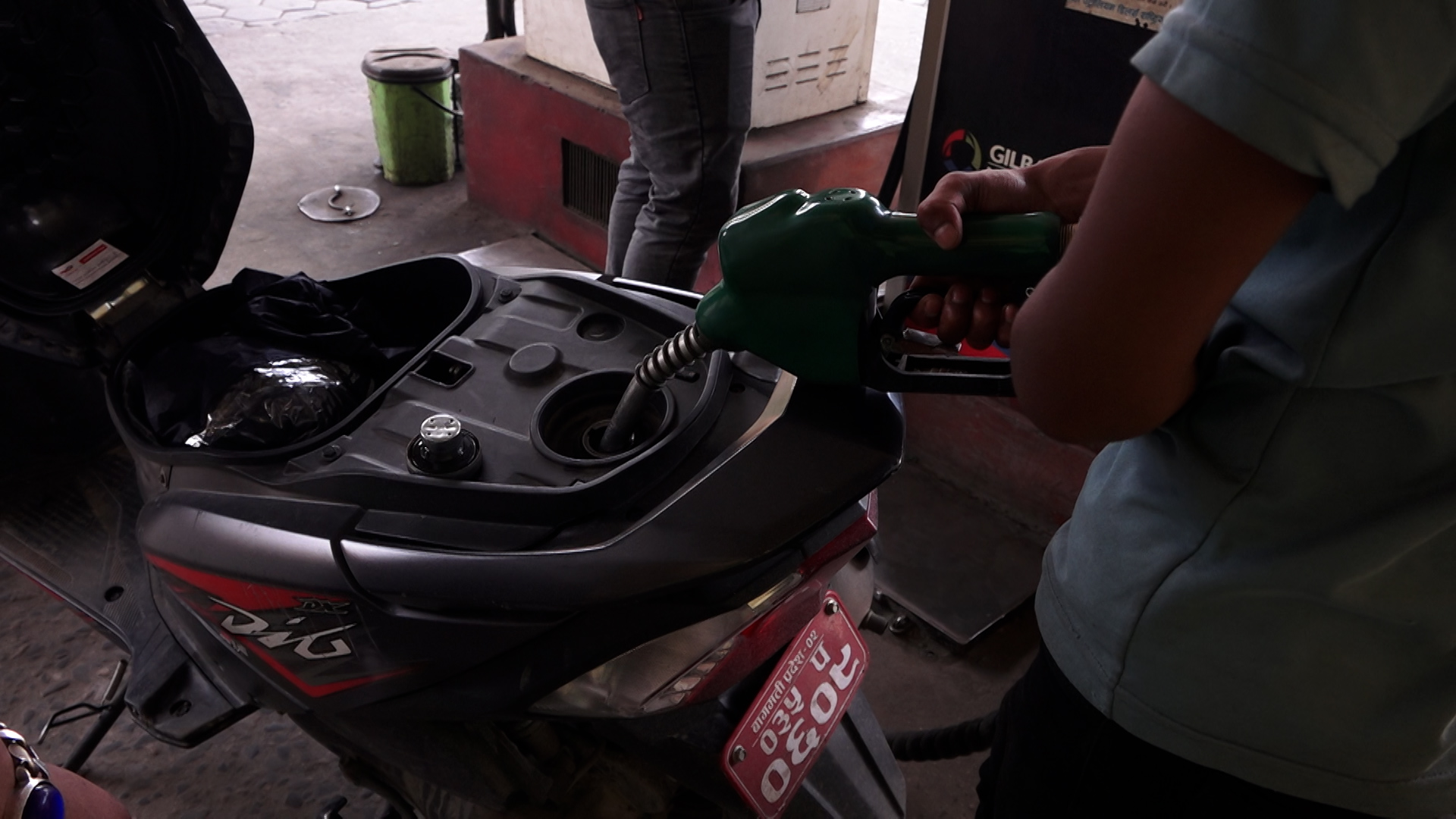 इन्धनमा भारी वृद्धि : पेट्रोल २०२ र डिजेल १७२ रुपैयाँ पुग्यो