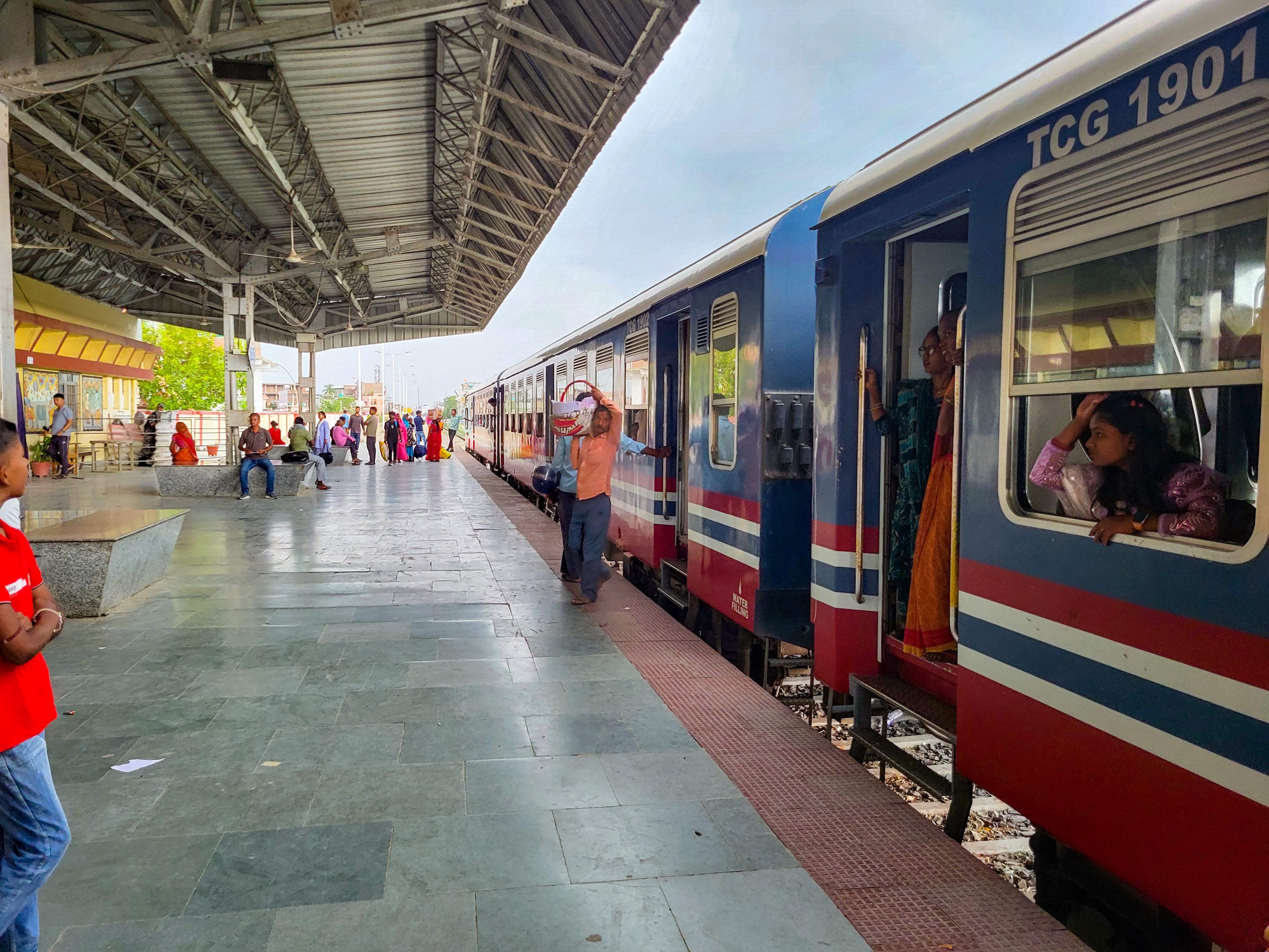 रेल चढेर सरर..(तस्विरहरु)