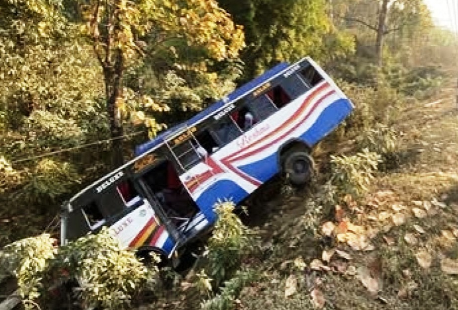 मकवानपुरको मनहरीमा बस दुर्घटना हुँदा २२ जना घाइते