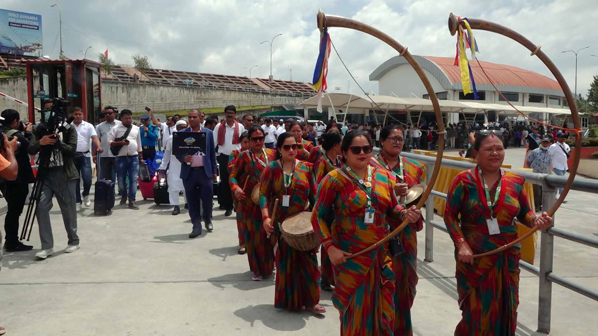 बंगाली पर्यटकलाई पञ्चेबाजासहित भव्य स्वागत