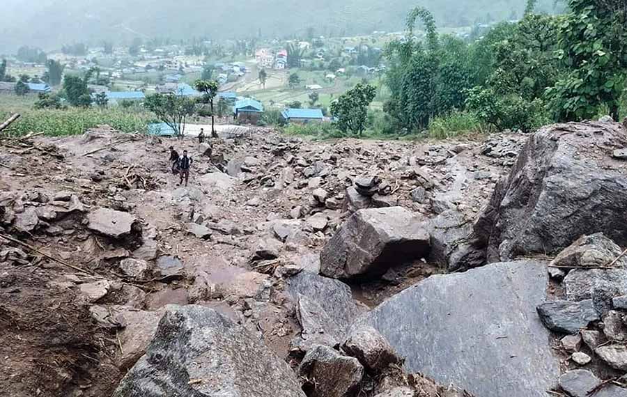 ओखलढुङ्गामा पहिरो : बाबुआमा र छोरीको मृत्यु, छोरा वेपत्ता