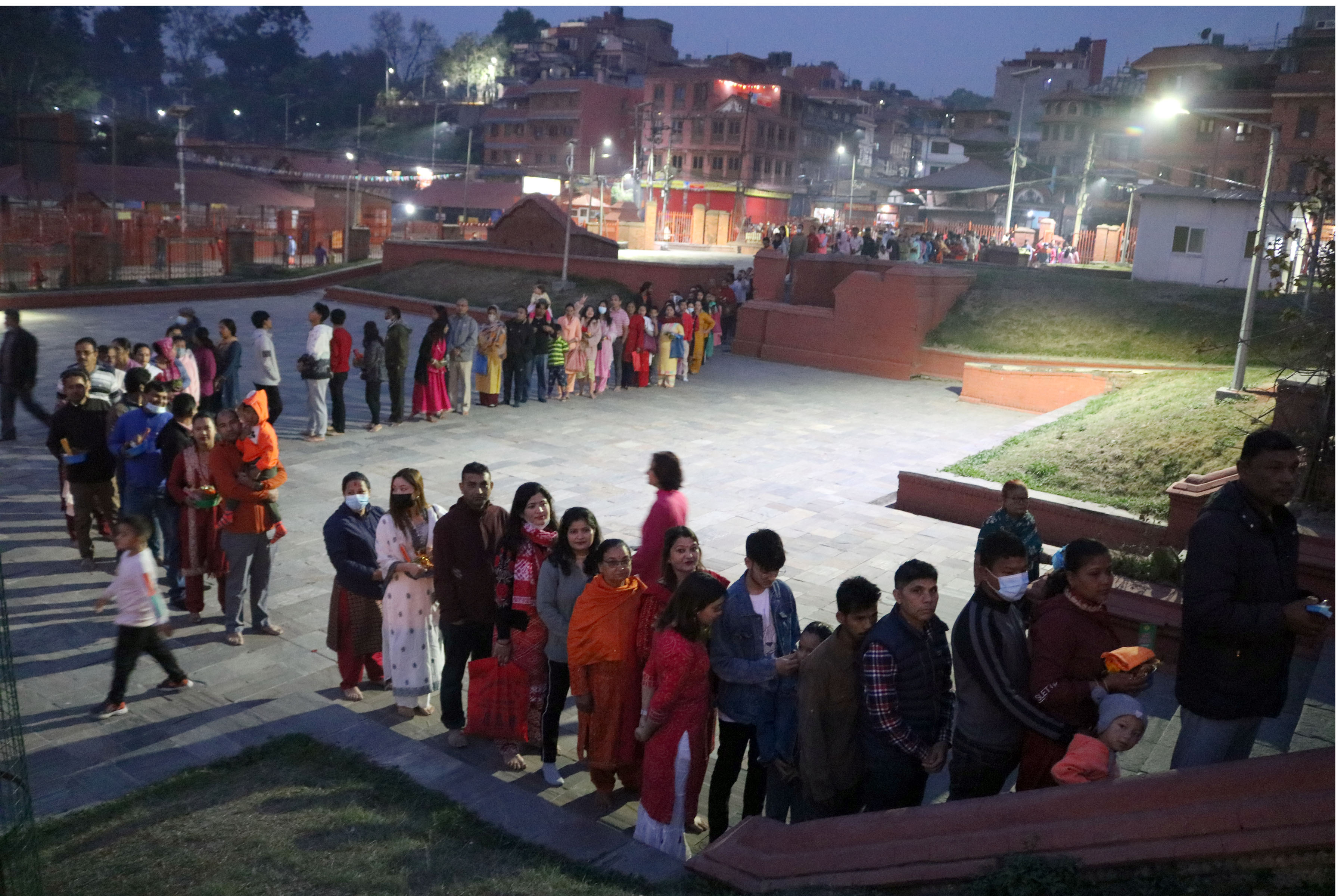 नयाँ वर्षमा पशुपतिनाथ मन्दिर क्षेत्र भक्तजनले खचाखच