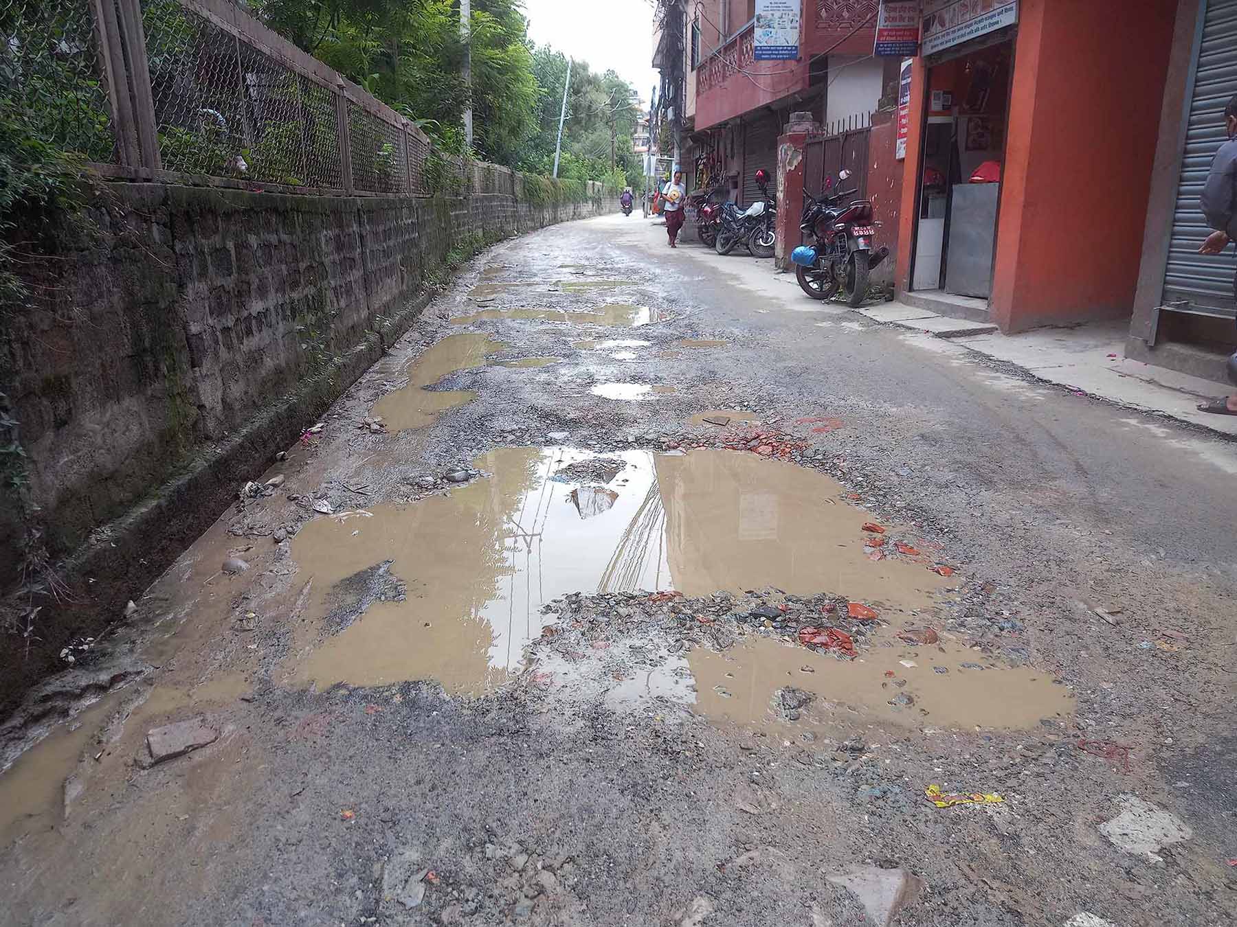 एक वर्षदेखि मर्मतको पर्खाइमा बौद्ध स्तुप क्षेत्रको सडक