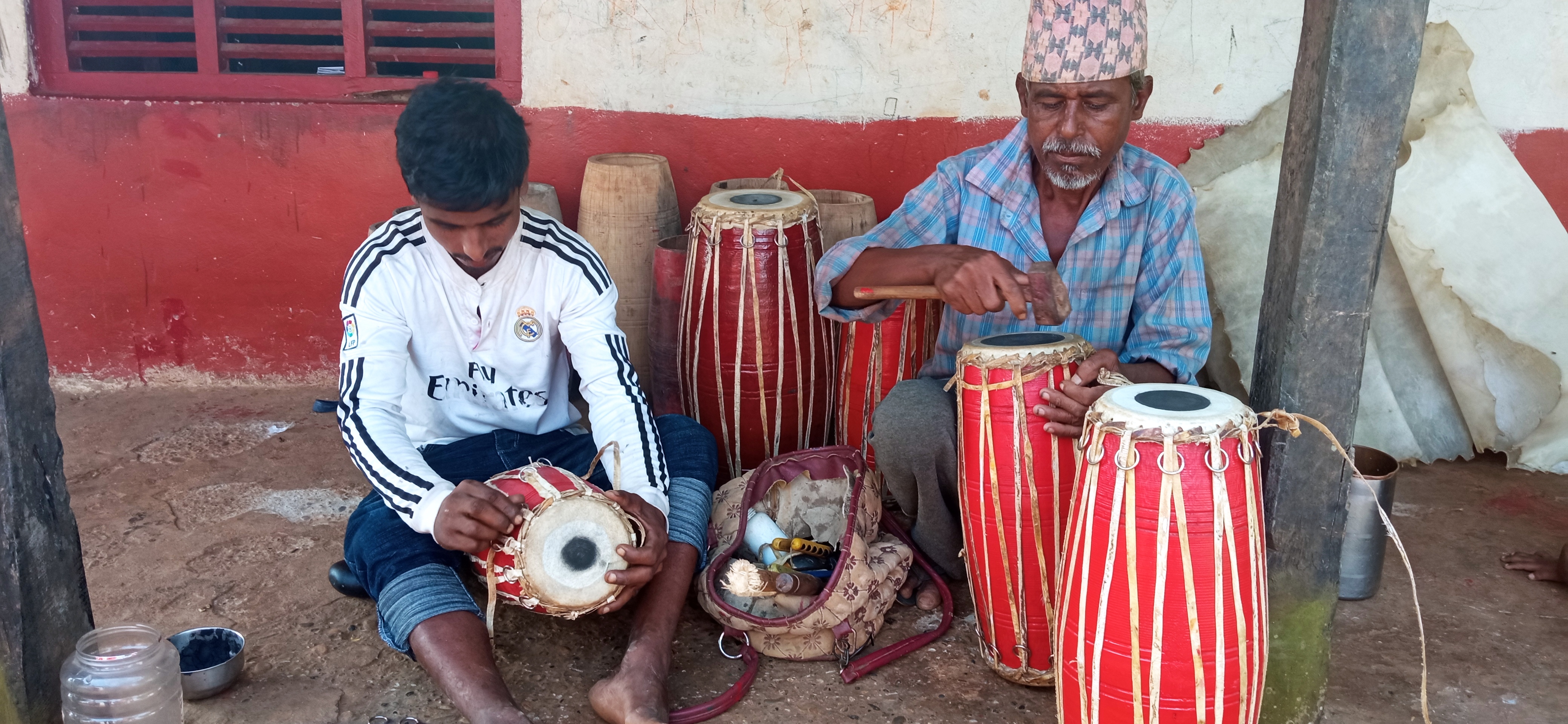 मादल बनाएर जीवनको धुन मिलाउँछन् रामबहादुर